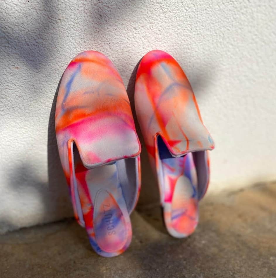 Schutzのインスタグラム：「SUNDAY TIE DYE MOOD 💛 @pambarja  #inmyschutz #schutztiedye #liveinschutz」