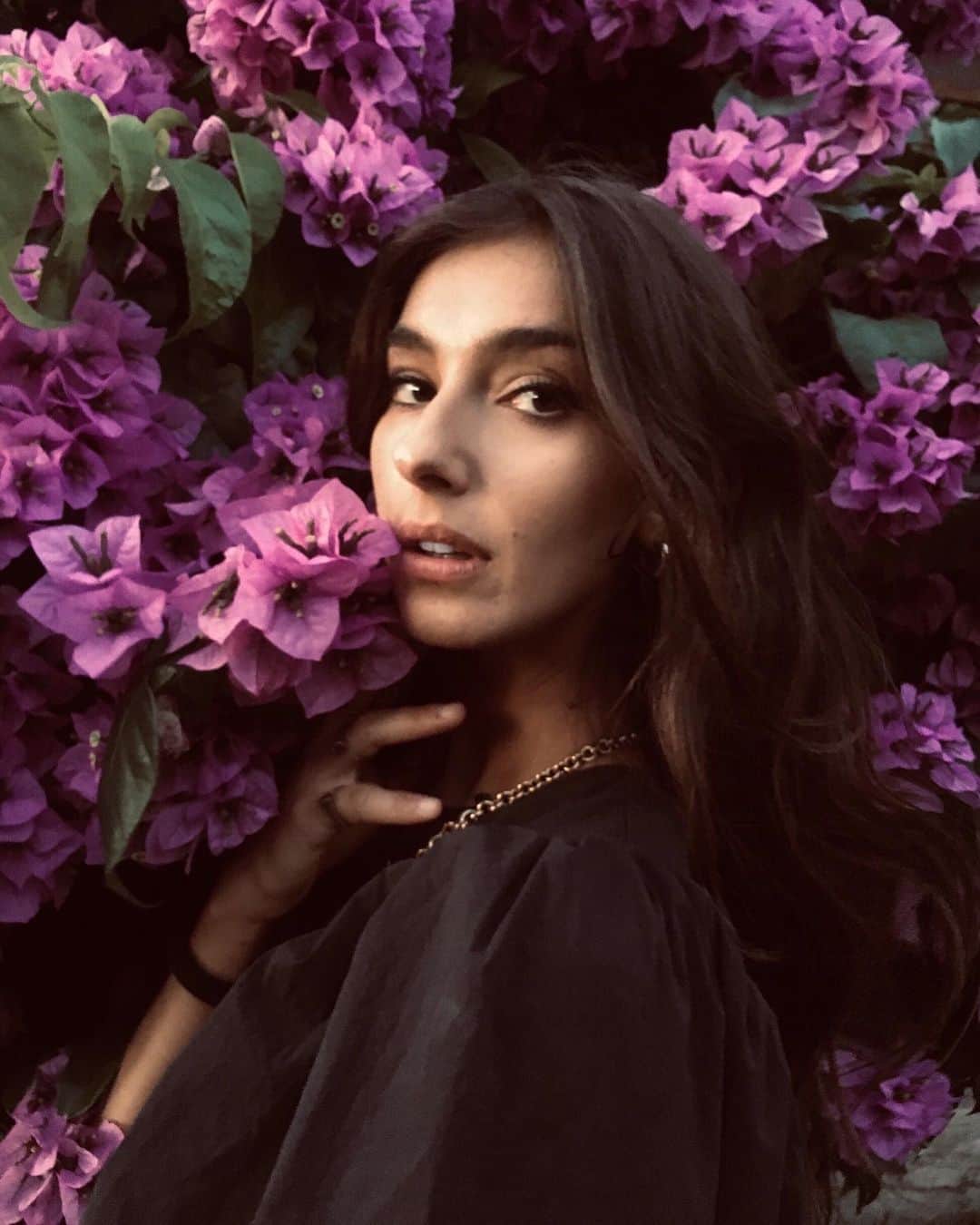 Stella Egittoのインスタグラム：「Mi sembrava un fiore di arancino, poi scoprii essere Bouganville. . . . . . . #diariodibordo #ritratto#portrait#flower #nowhere」