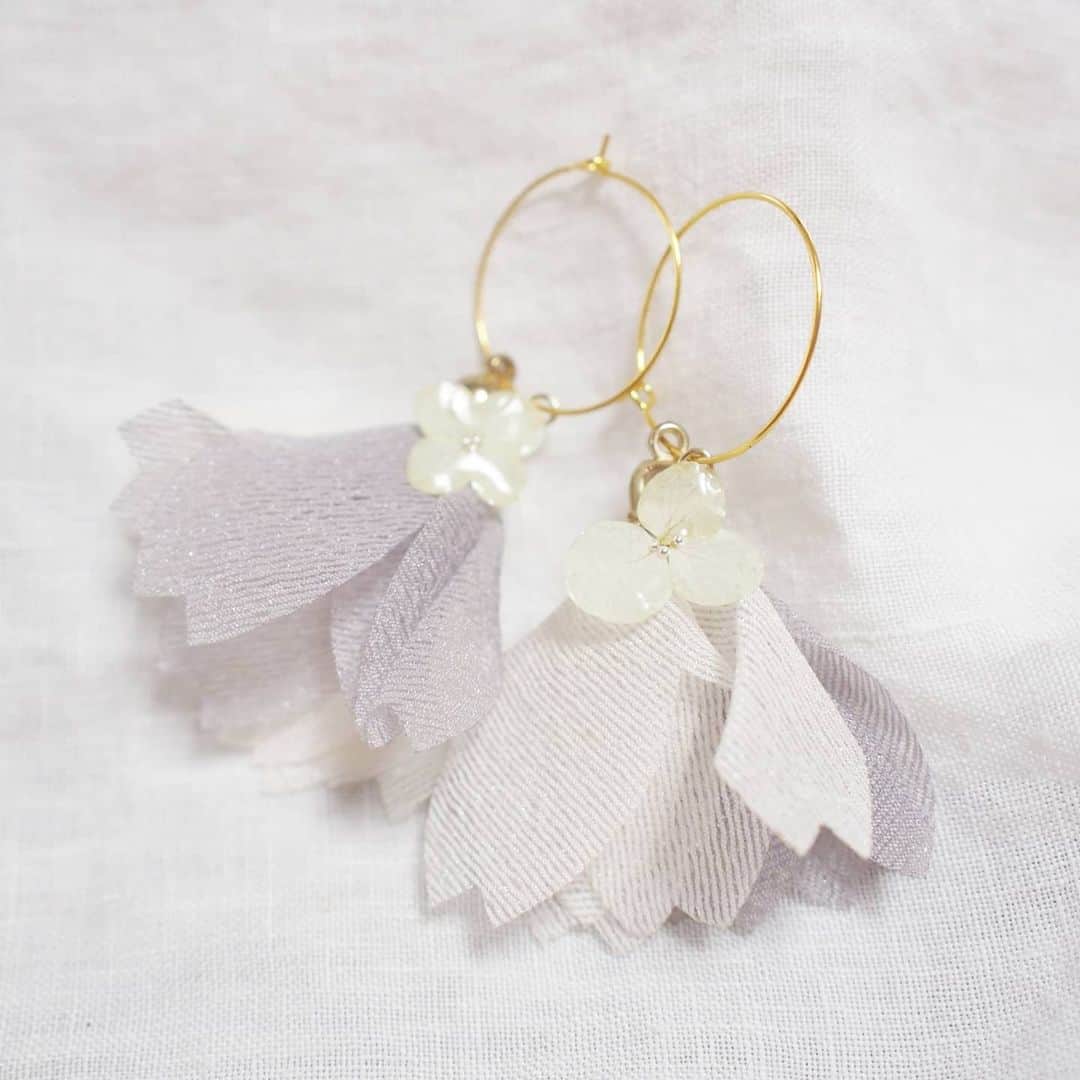 のインスタグラム：「* 命名書を作るために アナベルの押し花を買ったので 余った押し花をピアスにしてみたよ。  久しぶりにレジン使った。  あと3種類作りかけてるんだけど スワロフスキーとニッパーが行方不明で 作業中断中です。  ちょっと前に 部屋で見たものが急になくなったの。  どこいったんだろ。  狭い部屋の中でどこ探してもないのが 本当に不思議。  探すのが面倒になったので 出てきた時に作業再開しようと思います。  #手作りピアス #手作りアクセサリー #アナベル #押し花アクセサリー #押し花レジン  #レジンアクセサリー #ハンドメイド #ものづくり #トウキクリエイター #マタニティライフ  #暮らしにゆとりを」