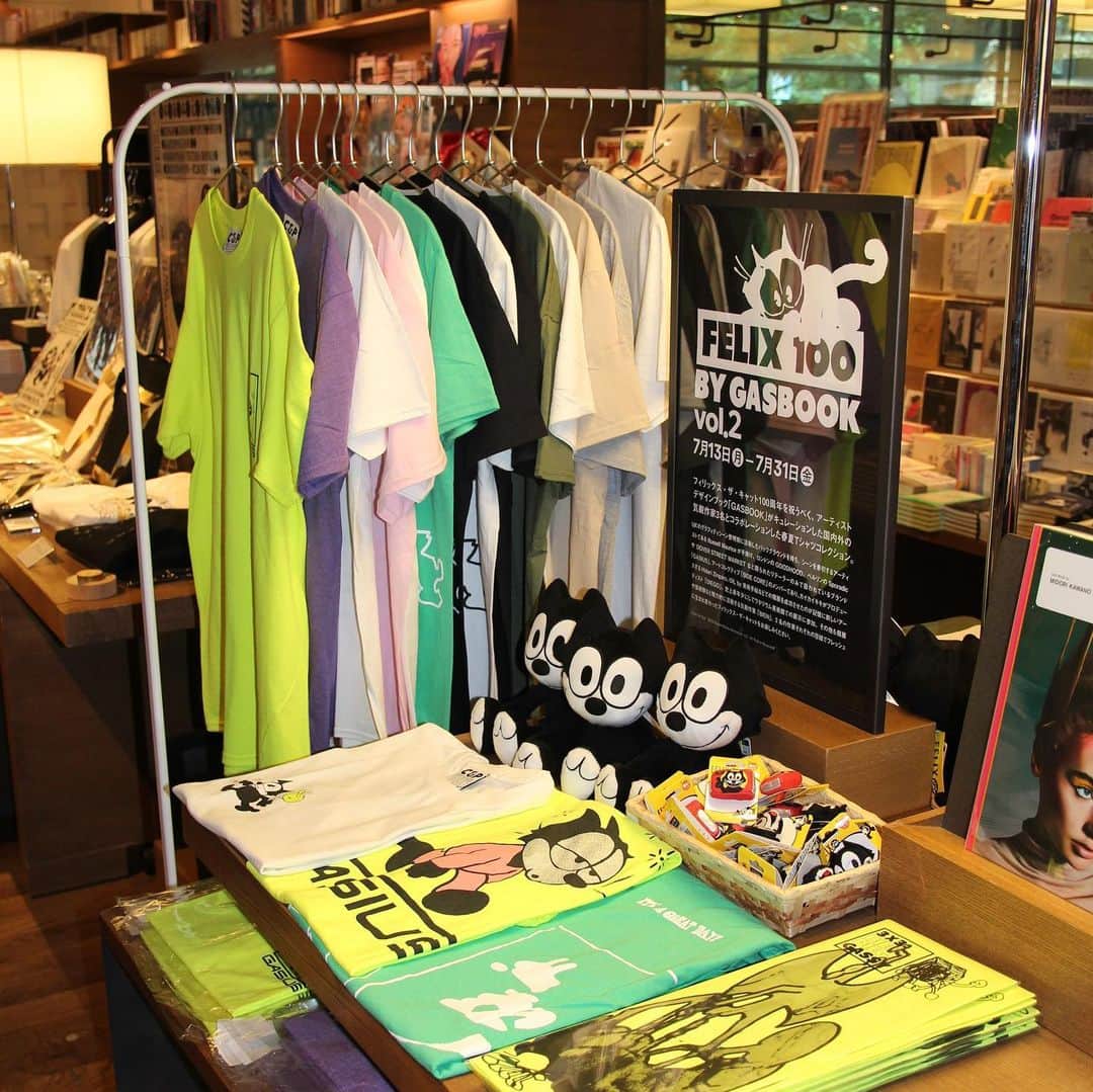代官山 蔦屋書店　DAIKANYAMA T-SITEさんのインスタグラム写真 - (代官山 蔦屋書店　DAIKANYAMA T-SITEInstagram)「【FELIX 100 BY GASBOOK vol.2】﻿ ﻿ ﻿ 1919年に誕生以降、世代を超えて愛されてきた世界で最も有名な黒猫「フィリックス・ザ・キャット」。そのフィリックス・ザ・キャット生誕100周年を記念したフェアを代官山 蔦屋書店にて開催します。﻿ ﻿ ﻿ 昨年FREAK'S STOREで大好評だった企画の第二弾となる今回は「FELIX100 by GASBOOK vol.2」と題し、アート／デザインブック「GASBOOK」がキュレーションしたアーティスト3名とのコラボレーションTシャツコレクションを披露‼︎﻿ ﻿ ﻿ 本期間では代官山 蔦屋書店のみで展開し、フェア開催に合わせアーティスト3名がそれぞれ制作した稀少な3作のZINE『3×3』も先行で販売‼︎﻿ 合計で100部限定につき売り切れ御免となります。﻿ ﻿  この機会にぜひ生まれ変わったフィリックス・ザ・キャットとともにお楽しみください。 ﻿  ※BIEN氏のZINEについては現在制作中のため、今週末までには入荷予定となります。﻿ ﻿ ﻿ なお、Tシャツの一部コレクションについては弊店オンラインストアでも販売しています。﻿ オンラインでご購入の際は受注販売となり、﻿ 最大20日間ほどお日にち頂戴しております。﻿  ﻿ 〈GASIUS〉﻿@gasius UKのグラフィティシーン黎明期に活動したバックグラウンドを持ち、シーンを牽引するアーティストであるRussell Mauriceが手掛け、ロンドンのGOODHOOD、DOVER STREET MARKETなど限られたリテーラーのみで扱われているブランド。﻿ ﻿ 〈DIEGO〉﻿@diego7a14 アートコレクティヴ「SIDE CORE」のメンバーであり、カイカイキキがプロデュースするHidari Zingaro、OIL by 美術手帖などの個展を成功させたのが記憶に新しいアーティスト。﻿ ﻿ ﻿ 〈BIEN〉﻿@bien_jap 史上最年少にしてワタリウム美術館での展示に参加、その他も個展や芸術祭など精力的に活動する気鋭の作家。﻿ ﻿ ﻿ ＊＊＊＊＊＊＊＊＊＊＊＊＊＊＊＊＊＊＊＊＊﻿ ﻿ 会期:7/13-7/31﻿ 場所:2号館1階マガジンストリート﻿ ﻿ ◆お取置きは承っておりません。﻿ 店頭またはお電話による代引注文、オンラインストアをご利用下さいませ。﻿ ﻿ ◆03-3770-2525（雑誌担当まで）﻿ ﻿ ＊＊＊＊＊＊＊＊＊＊＊＊＊＊＊＊＊＊＊＊＊﻿ ﻿ ﻿ ﻿ ﻿ #daikanyamatsutya #magazinestreet #蔦屋書店　#tsutyamag #代官山蔦屋書店 #gasius #bien #diego #gasbook #felixthecat」7月13日 9時38分 - daikanyama.tsutaya
