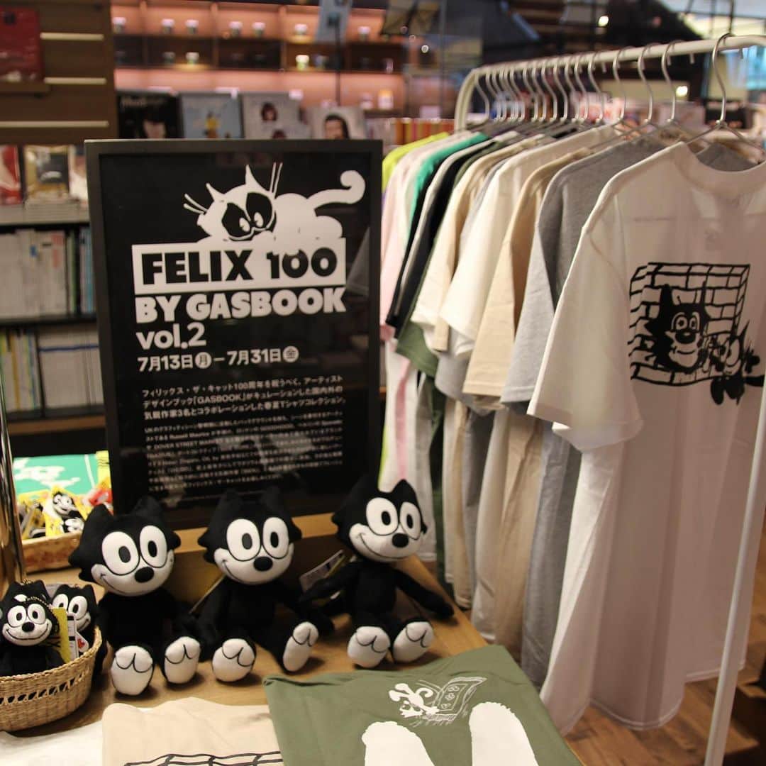 代官山 蔦屋書店　DAIKANYAMA T-SITEさんのインスタグラム写真 - (代官山 蔦屋書店　DAIKANYAMA T-SITEInstagram)「【FELIX 100 BY GASBOOK vol.2】﻿ ﻿ ﻿ 1919年に誕生以降、世代を超えて愛されてきた世界で最も有名な黒猫「フィリックス・ザ・キャット」。そのフィリックス・ザ・キャット生誕100周年を記念したフェアを代官山 蔦屋書店にて開催します。﻿ ﻿ ﻿ 昨年FREAK'S STOREで大好評だった企画の第二弾となる今回は「FELIX100 by GASBOOK vol.2」と題し、アート／デザインブック「GASBOOK」がキュレーションしたアーティスト3名とのコラボレーションTシャツコレクションを披露‼︎﻿ ﻿ ﻿ 本期間では代官山 蔦屋書店のみで展開し、フェア開催に合わせアーティスト3名がそれぞれ制作した稀少な3作のZINE『3×3』も先行で販売‼︎﻿ 合計で100部限定につき売り切れ御免となります。﻿ ﻿  この機会にぜひ生まれ変わったフィリックス・ザ・キャットとともにお楽しみください。 ﻿  ※BIEN氏のZINEについては現在制作中のため、今週末までには入荷予定となります。﻿ ﻿ ﻿ なお、Tシャツの一部コレクションについては弊店オンラインストアでも販売しています。﻿ オンラインでご購入の際は受注販売となり、﻿ 最大20日間ほどお日にち頂戴しております。﻿  ﻿ 〈GASIUS〉﻿@gasius UKのグラフィティシーン黎明期に活動したバックグラウンドを持ち、シーンを牽引するアーティストであるRussell Mauriceが手掛け、ロンドンのGOODHOOD、DOVER STREET MARKETなど限られたリテーラーのみで扱われているブランド。﻿ ﻿ 〈DIEGO〉﻿@diego7a14 アートコレクティヴ「SIDE CORE」のメンバーであり、カイカイキキがプロデュースするHidari Zingaro、OIL by 美術手帖などの個展を成功させたのが記憶に新しいアーティスト。﻿ ﻿ ﻿ 〈BIEN〉﻿@bien_jap 史上最年少にしてワタリウム美術館での展示に参加、その他も個展や芸術祭など精力的に活動する気鋭の作家。﻿ ﻿ ﻿ ＊＊＊＊＊＊＊＊＊＊＊＊＊＊＊＊＊＊＊＊＊﻿ ﻿ 会期:7/13-7/31﻿ 場所:2号館1階マガジンストリート﻿ ﻿ ◆お取置きは承っておりません。﻿ 店頭またはお電話による代引注文、オンラインストアをご利用下さいませ。﻿ ﻿ ◆03-3770-2525（雑誌担当まで）﻿ ﻿ ＊＊＊＊＊＊＊＊＊＊＊＊＊＊＊＊＊＊＊＊＊﻿ ﻿ ﻿ ﻿ ﻿ #daikanyamatsutya #magazinestreet #蔦屋書店　#tsutyamag #代官山蔦屋書店 #gasius #bien #diego #gasbook #felixthecat」7月13日 9時38分 - daikanyama.tsutaya
