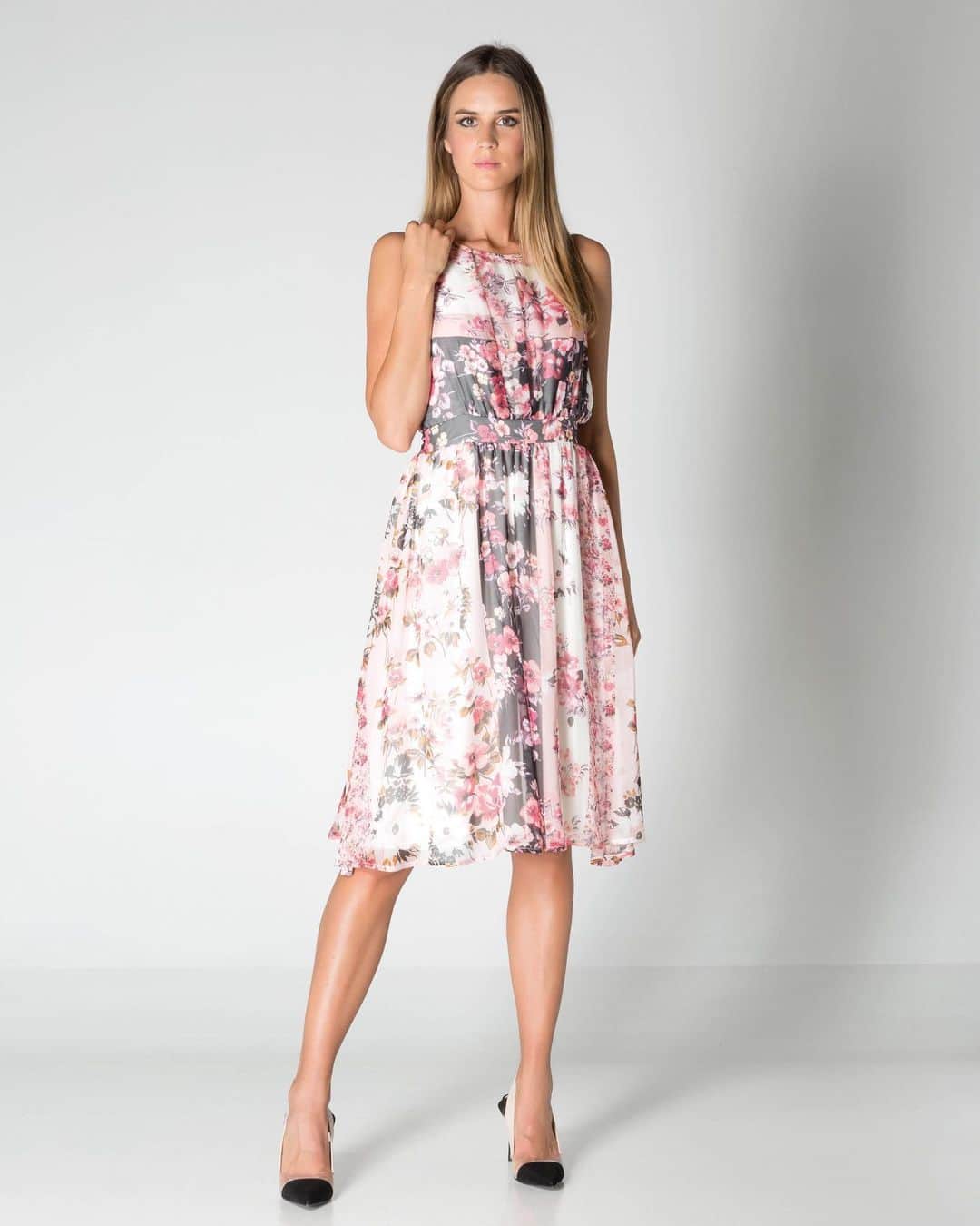 クリスティーナガヴィオリのインスタグラム：「Fabulous silk dress by #CristinaGavioli to be unique this summer. 💖 Available in boutique and online at www.cristinagavioli.it  #cristinagavioli #MadeinItaly #cristinagavioliss20」