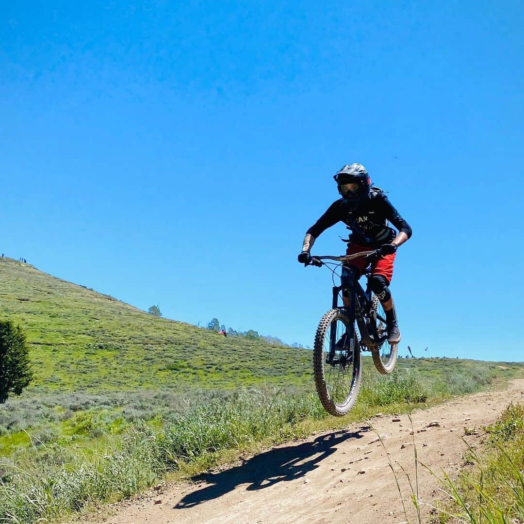 アナベス・ギッシュさんのインスタグラム写真 - (アナベス・ギッシュInstagram)「Last day of PC mountain adventures. Enzo and I opted for the slower, more controlled variety of descent on two feet rather than two wheels;) Beautiful fun and good peace for our souls. @donutshoppeproductions」7月13日 4時22分 - annabeth_gish