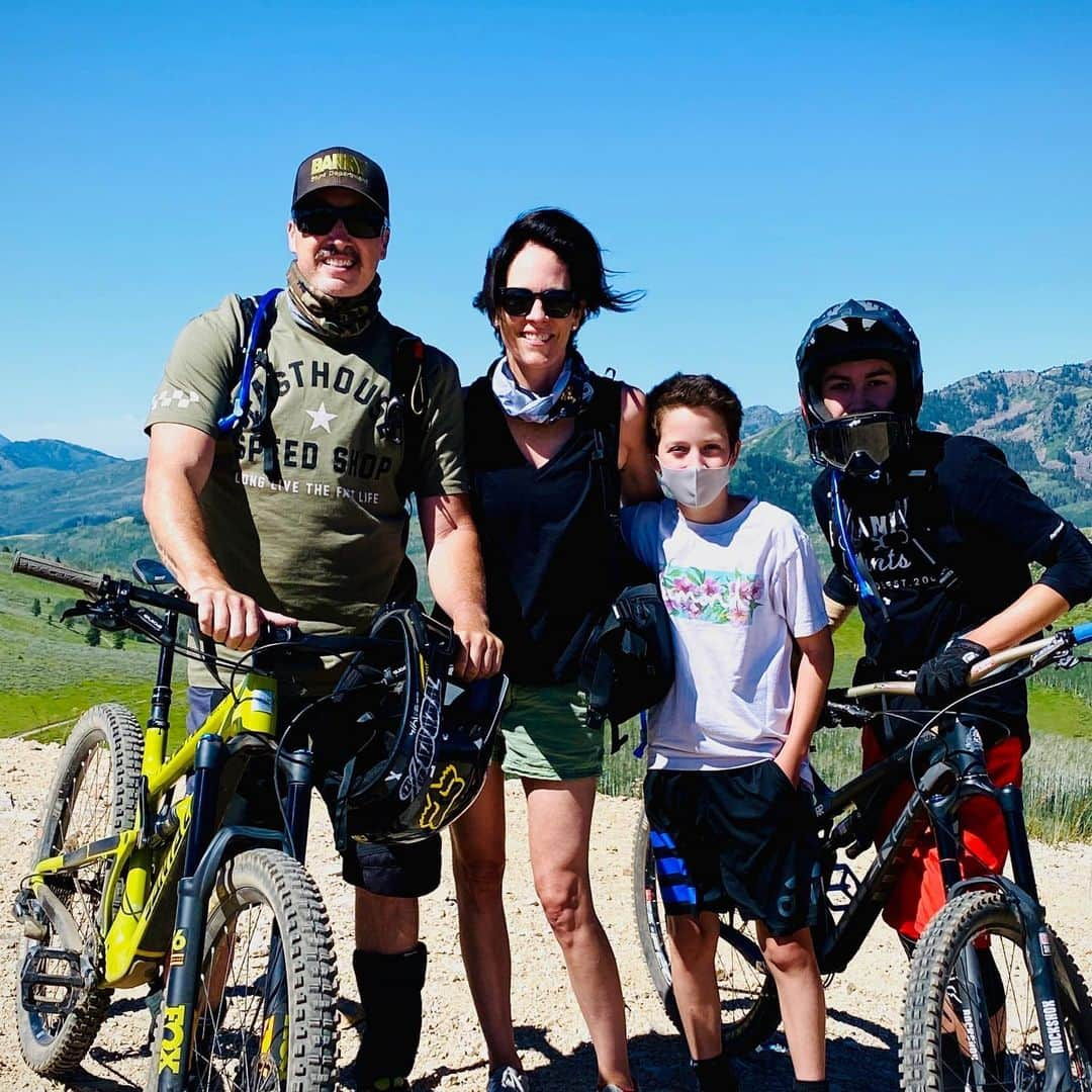 アナベス・ギッシュさんのインスタグラム写真 - (アナベス・ギッシュInstagram)「Last day of PC mountain adventures. Enzo and I opted for the slower, more controlled variety of descent on two feet rather than two wheels;) Beautiful fun and good peace for our souls. @donutshoppeproductions」7月13日 4時22分 - annabeth_gish