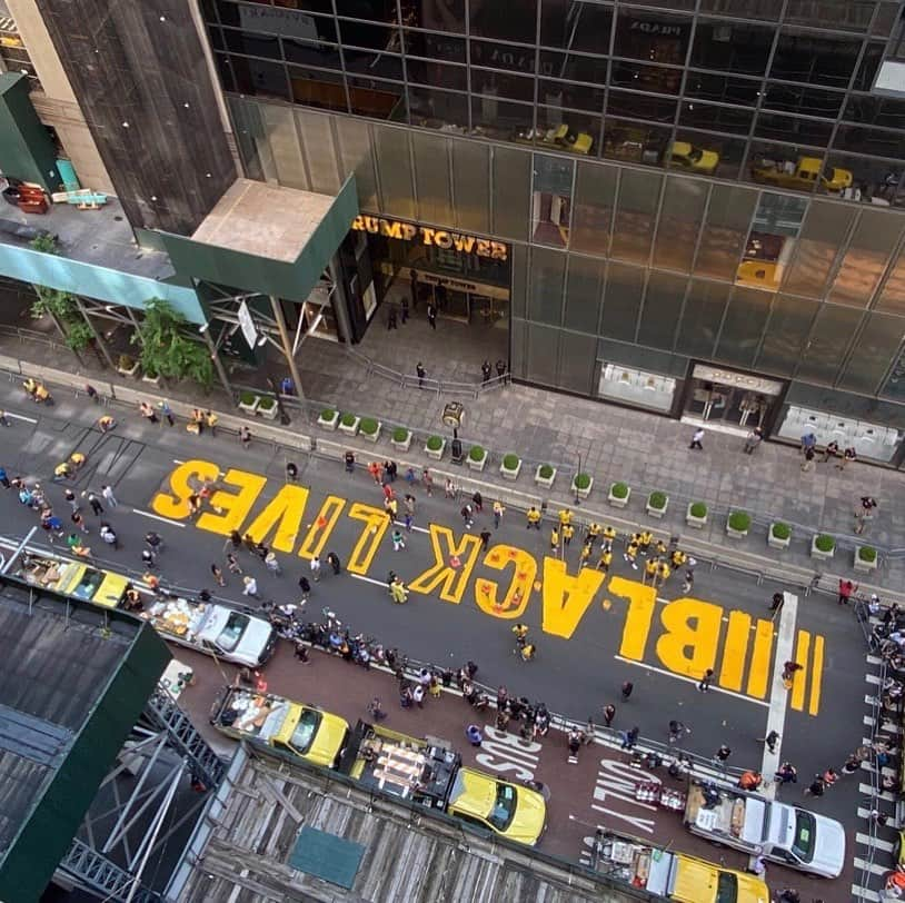 ロン・パールマンさんのインスタグラム写真 - (ロン・パールマンInstagram)「Thanks so much @realdonaldtrump for adorning the entrance to your tower with this beautiful powerful message. You are quite a guy 👍🏼」7月13日 4時27分 - perlmutations