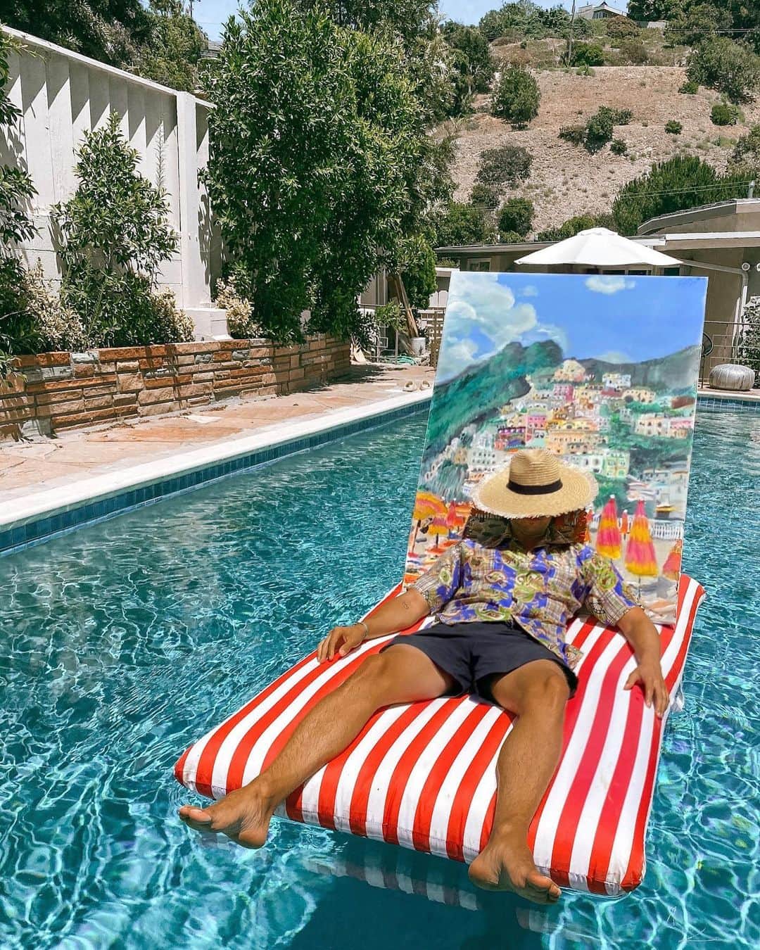 クリス・ギャルヤのインスタグラム：「You can still dream of the beaches of 🇮🇹⁣ Wear a mask!」