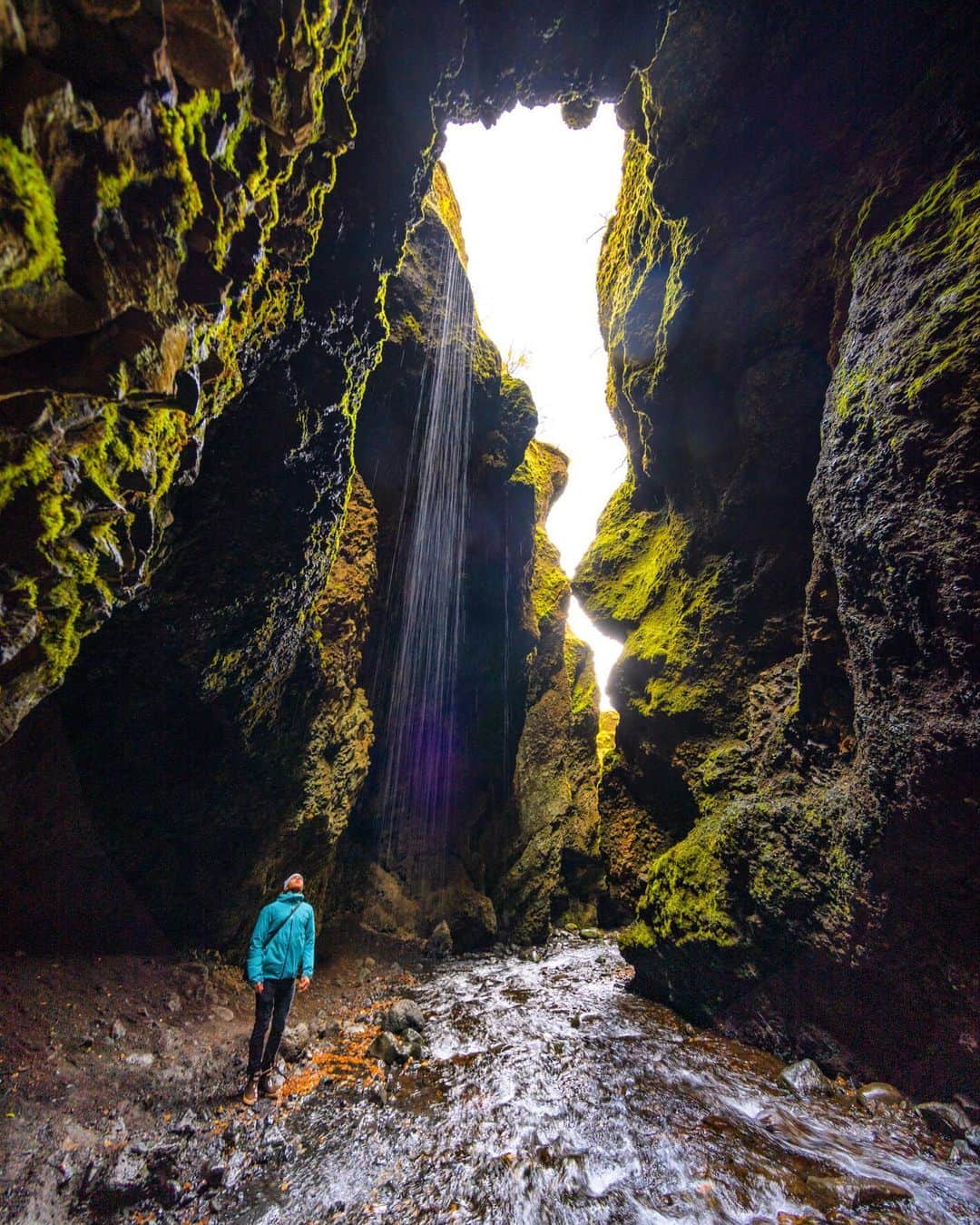 クリス・バーカードのインスタグラム：「Free Icelandic showers.  W/ @mikeysandifer」