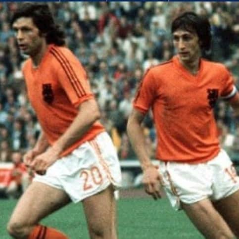ヨハン・クライフのインスタグラム：「A dear friend of Johan and the Cruyff family passed away today. RIP Wim Suurbier.」