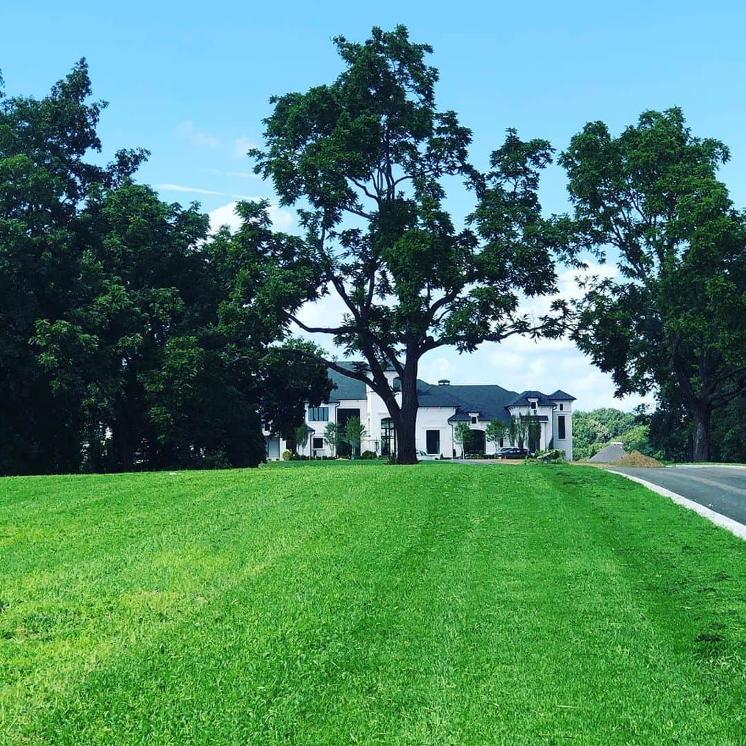 のインスタグラム：「Grass on the farm is starting to come in and lookin good! The mowers and tractors we got from  @gogreenwayequip  are finally getting some use and coming in handy! 🚜. #nothinrunslikea🦌」