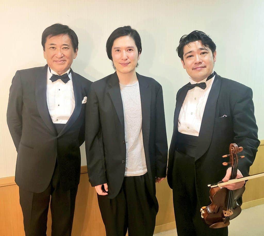 藤岡幸夫のインスタグラム：「関西フィルと５ヶ月ぶりの本番‼️びわ湖ホールでエンターザミュージックコンサート😊チケット完売確実公演だったがお客様の数は制限😭清塚信也さんの極上の美しいタッチでショパン楽しかった～！近い将来彼の作品の初演を約束。双子の富樫美玲&音葉姉妹も成長ぶり素晴らしかった！角谷暁子アナの司会も素敵！ 関西フィルの繊細にして情熱溢れる響きよ‼️  #清塚信也」