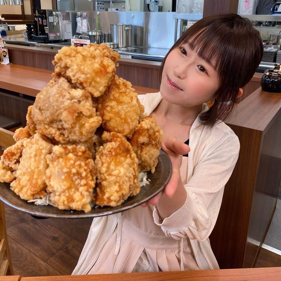 のインスタグラム：「先日放送されたBSN新潟放送さんの【なじラテ。】ご視聴いただいた皆様、県外で見られなかったけど見たかったと思って下さった皆様本当に感謝です✨✨  新しくオープンした【からやま 三条店】さんでチカコさん、三石さんと楽しく女子会のような撮影をさせていただき本当に楽しく美味しいロケでした。  カリッ！ジュワッ！ジューシー！イカの塩辛、漬物も食べ放題！メニューも豊富でリーズナブルでボリューミー！美味しい！素敵なお店でした❤(店長さんもイケメンです❤) 今回の撮影は早食いでしたが、今度はゆっくり山盛りの唐揚げを食べにまた行きたいと思います° ✧ (*´ `*) ✧ °  所在地 新潟県三条市旭町2-4-25 営業時間 10：30～23：00 店舗面積 約43坪 席 数 41席 駐車場 32台 電話番号 0256-46-0581 オープン日 2020年６月26日（金）  ▼店舗情報▼ https://pkg.navitime.co.jp/ae-shop/spot/detail?code=1600  #からやま#新潟#BSN新潟放送#BSN#三石アナ#チカコホンマさん #おごせ綾#ご当地タレント#大食い#早食い#三条#唐揚げ#デカ盛り#bigeat#fried chicken#飯テロ#デカ盛り#取り分けOK#美味しい#にいがた」