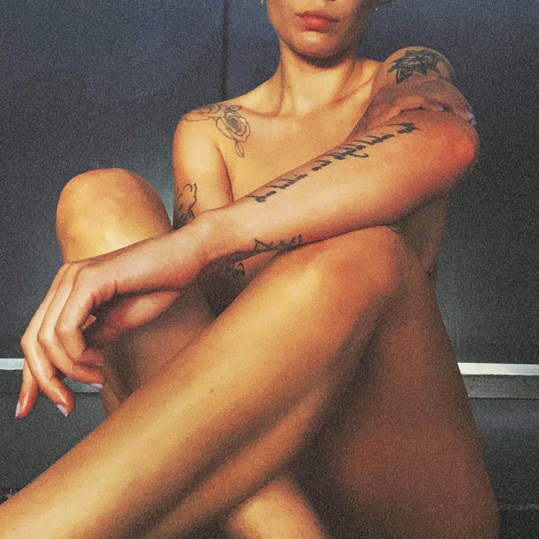Halseyのインスタグラム：「‪ it 🅱️ like that...sometimes...‬」