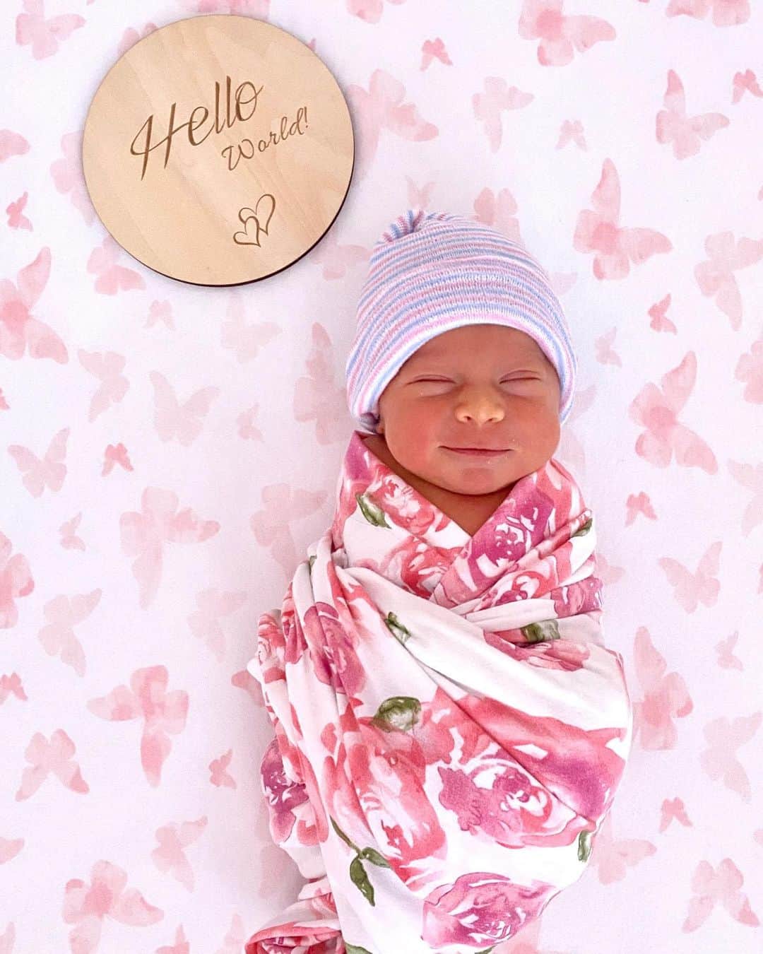 スペンサー・ロックのインスタグラム：「Our little lady is here! One month early and strong as can be... Our lives forever changed thanks to Monroe Mason 💖 @chrismason_1」
