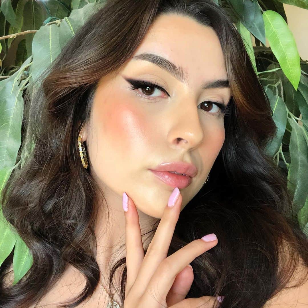 Maybelline New Yorkさんのインスタグラム写真 - (Maybelline New YorkInstagram)「@cassandraxmua coming through with the perfect winged liner using #hypereasy liner and she completed the look with #dreambb fresh, #browfastsculpt and #falsieslashlift mascara. 😍 #mnyitlook #regram」7月13日 6時12分 - maybelline