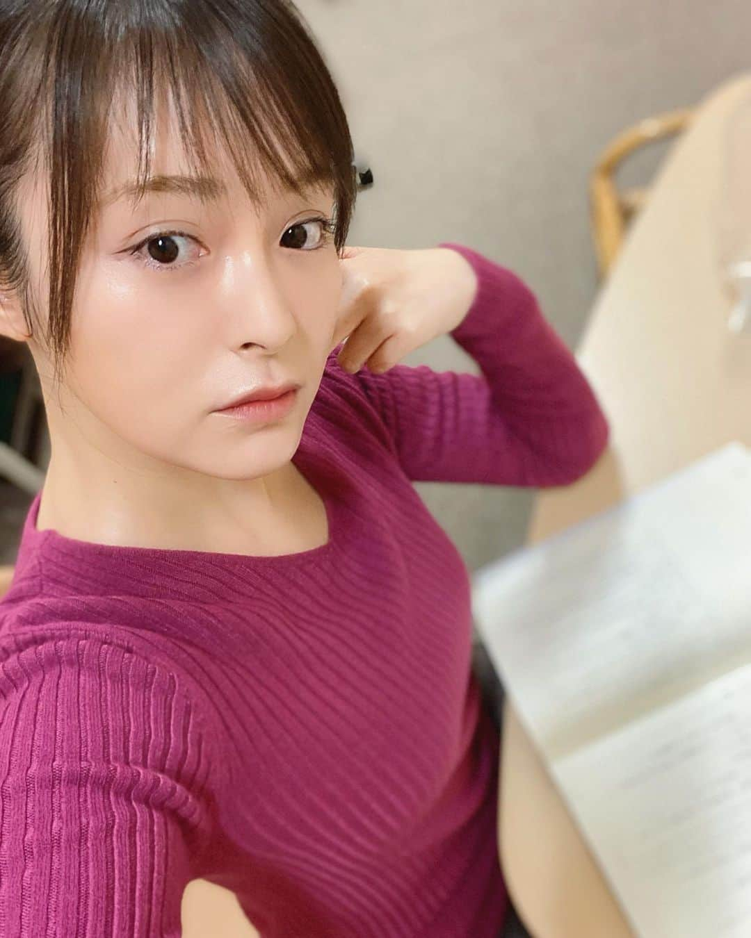 貫地谷しほりさんのインスタグラム写真 - (貫地谷しほりInstagram)「月曜日が始まりました。 私は本日も今から新しく 入ってる作品の撮影です。 写真はディアペイシェントの撮影中。 日付見たら2月1日だって。 4月の放送が延期され、今週の17日から ついにスタートです！ 長い期間関わった作品がついに。 明日はごごナマに出演させていただきます！ まずはこちらを是非ご覧ください。 ディアペイシェントが終わって 実は大きな変化が、、 一体なんだと思いますか？╰(*´︶`*)╯♡ #nhk #ディアペイシェント #ごごナマ #大きな変化  #しっかし #iPhone の#ポートレートモード #凄い #台本 の#文字 #全然読めない🙄」7月13日 6時45分 - shihori_kanjiya