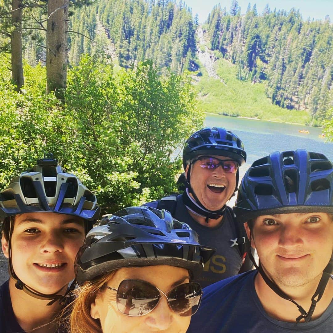 ヘザー・マクドナルドのインスタグラム：「You know what they say “A family that rides electric bikes together, stays together because no one gets left behind” so fun #mammothlakes」
