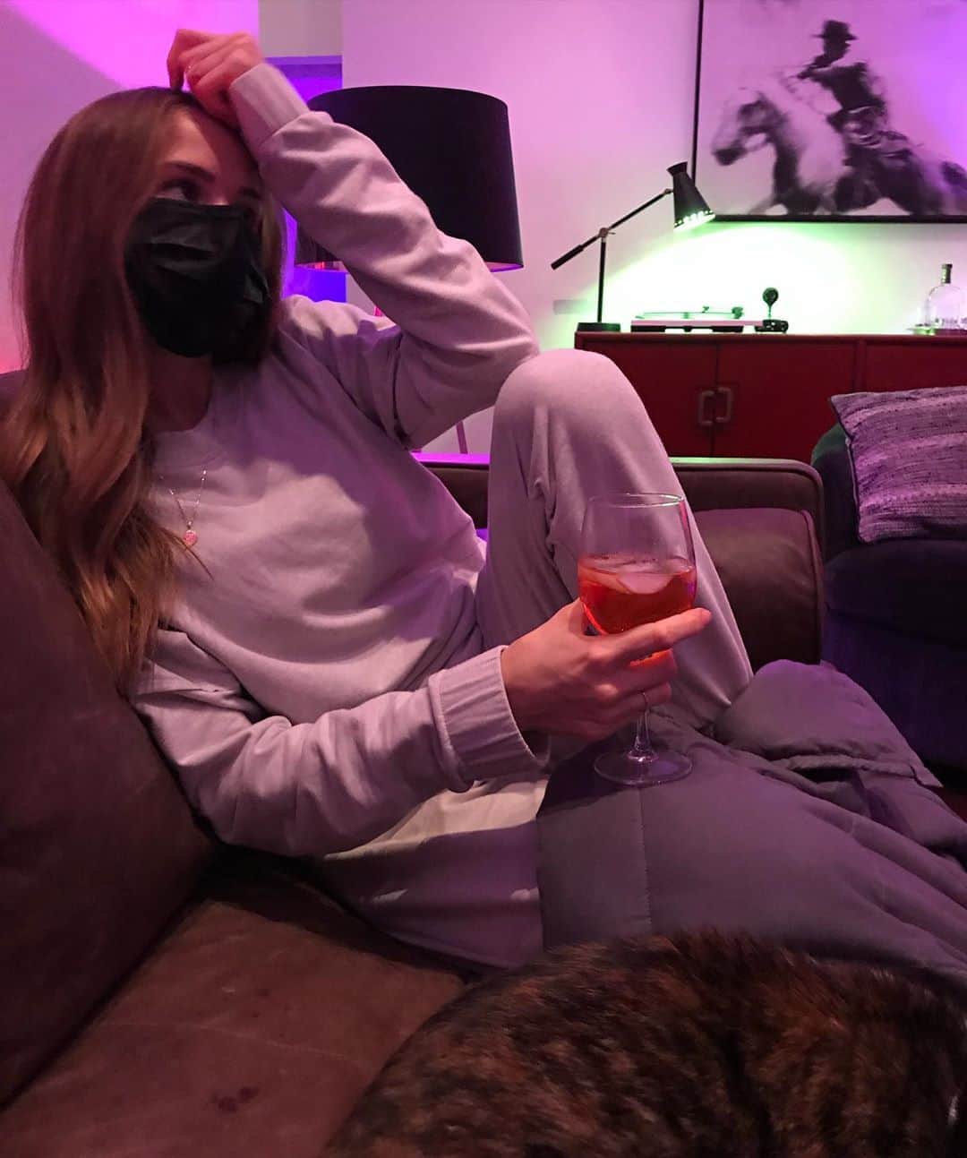 デビー・ライアンのインスタグラム：「what’s everyone watching」