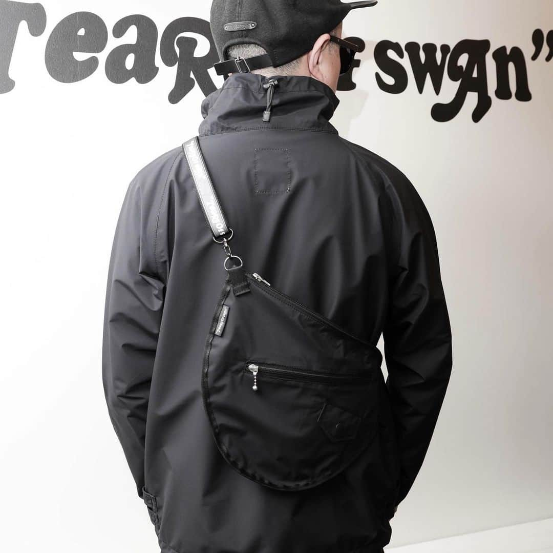 白鳥雪之丞さんのインスタグラム写真 - (白鳥雪之丞Instagram)「TEARS OF SWAN-ZIP NYLON 2WAY BUMFLAPになります!! オーダー頂いておりますお客様、大変お待たせしました!! 明日から順次発送、店頭入荷になります!! 引き続きオーダー受付中ですので宜しくお願い致します(^^)🤐💻📝   http://tears-of-swan.shop-pro.jp/?pid=150056353 (9月販売開始) ※プロフィール下のURLからofficial websiteがご覧頂けます  @tears_of_swan  #tearsofswan #nylonporch  #bumflap  #2wayバッグ  #ナイロンポーチ  #バムフラップ」7月13日 7時28分 - yukinojoeshiratori