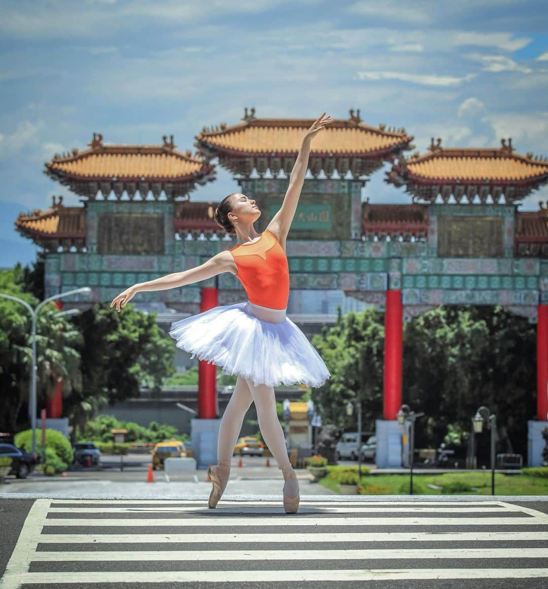 ミコ・フォガティのインスタグラム：「If you could travel anywhere in the world right now, where would you travel to? ✈️ 💫  . Throwback to when I was in the beautiful county of Taiwan, performing with @taiwangrandprix 💙 such amazing memories!」