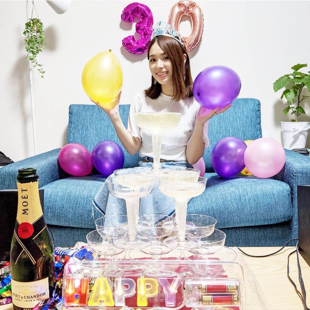 片桐優妃のインスタグラム：「#30歳の誕生日 は#シャンパンタワー やりたいってずっといってて、みんなと企画してたんだけどコロナでパーティーは断念🙇‍♂️ . そしたら彼が家でやってあげるよって😂全然家でできたし、最高に楽しかった😂✨まさかの機材まででてきて、DJまでやってくれたのでクラブ気分まで味わえました🤣💞 . #30歳 いい年になりそうだなあ🙆‍♀️🌈」