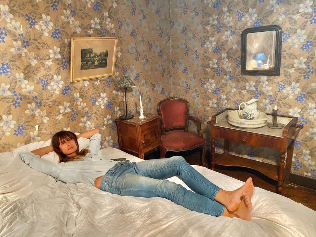 カロリーヌ・ド・メグレのインスタグラム：「La chambre bleue」