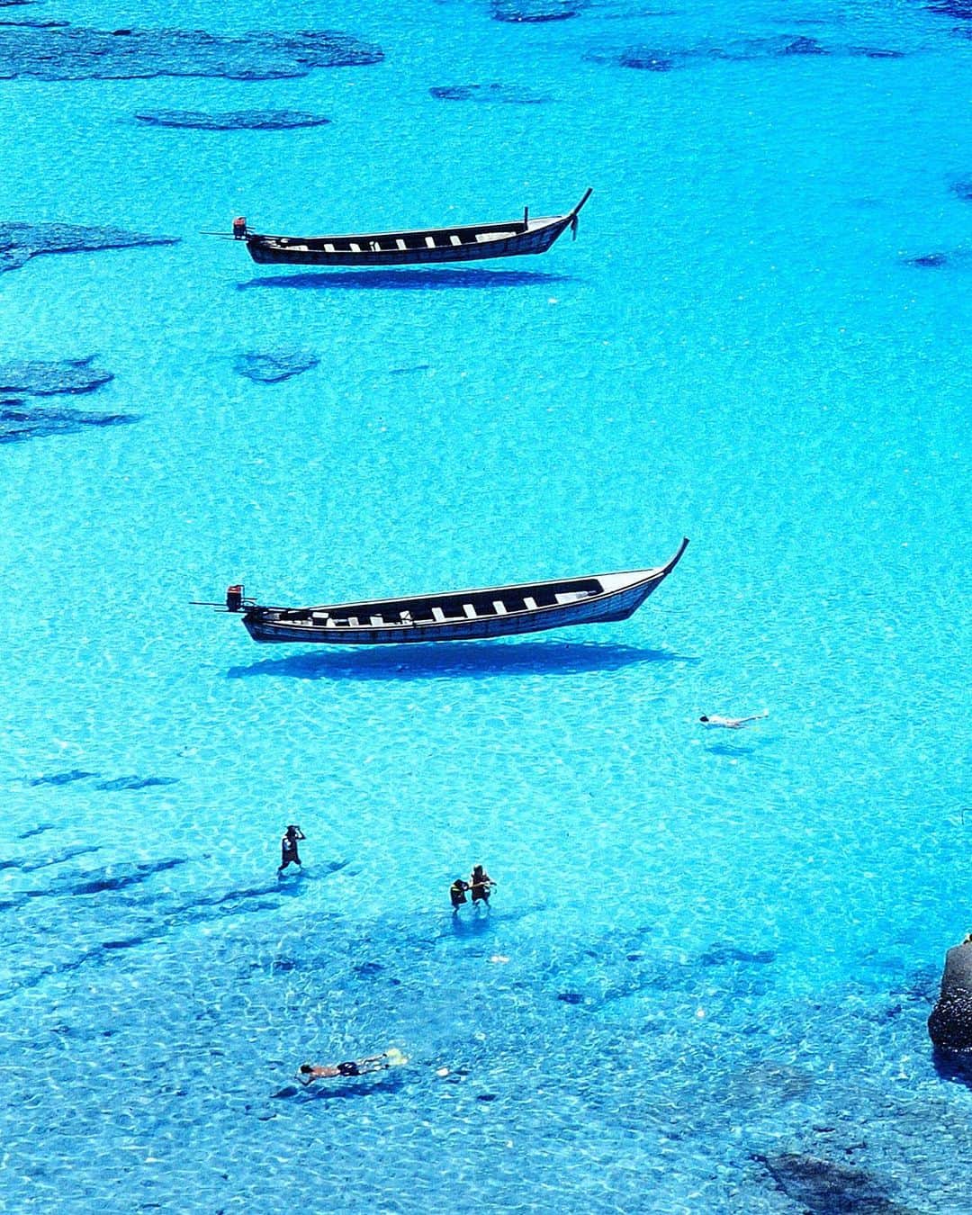 タイ国政府観光庁さんのインスタグラム写真 - (タイ国政府観光庁Instagram)「・﻿ ／﻿ シミラン諸島から﻿ おはようございます☀️﻿ ＼﻿ ﻿ プーケットから北西の沖合、アンダマン海に浮かぶ「シミラン諸島」の写真をお届け📸﻿ ﻿ 大きな魅力は水深30mまで見通すことができる、どこまでも青い海🐠✨その透明度の高さから、まるで船が宙に浮いているようにも見えますね😮✨﻿ ﻿ 海洋国立公園にも指定されており、世界中のダイビングスポットのなかでも10本の指に入るほど人気のスポットです🤿💕﻿ ﻿ 今週も体調に気をつけながら、1週間がんばりましょう😊﻿ ﻿ #今週も頑張ろう #シミラン諸島 #絶景 #ファインダー越しの私の世界 #写真好きな人と繋がりたい #秘境 #こんなタイ知らなかった #もっと知りタイ #旅好きな人と繋がりたい #旅行好きな人と繋がりたい #海外旅行  #thailand #khaolak #similan #hiddengems #amazingthailand #thailandtravel #thailandtrip #thai #thaistagram #lovethailand #genic_thailand」7月13日 7時50分 - amazingthailandjp