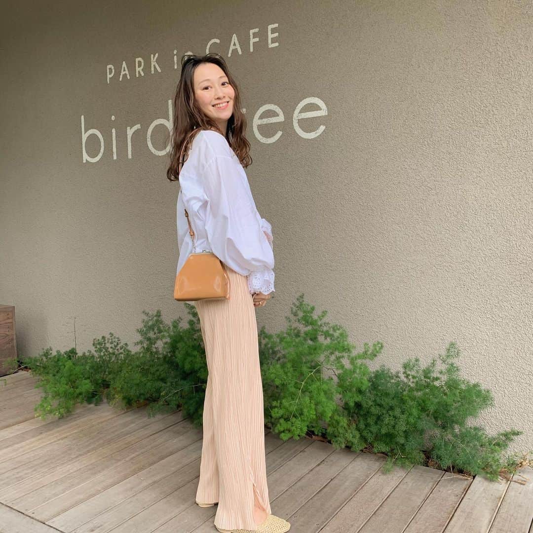 のインスタグラム：「🌿 育児しだすと、斜め掛けできるミニバック便利🧡 娘いたら荷物は多いんだけど、、🤭 パッと取り出したい携帯（可愛い瞬間カメラに収めたい🤳🧒🏻） ミニ財布とか入れてたら一緒に歩き回れる👛♡」