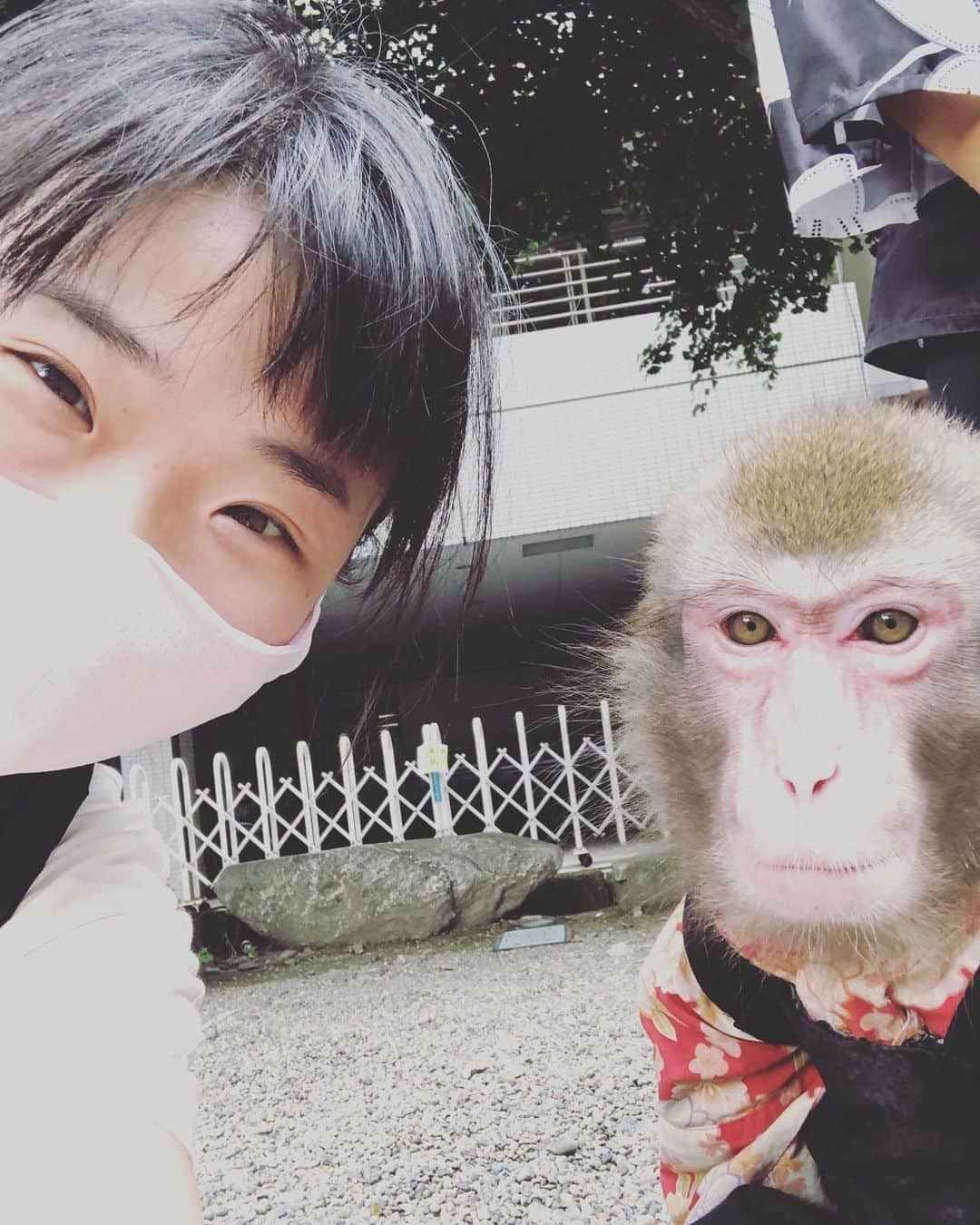 相馬有紀実のインスタグラム：「出勤前のおさるさんとそうま。  おさるさん撮られて慣れてる（笑）！？  #おさる」