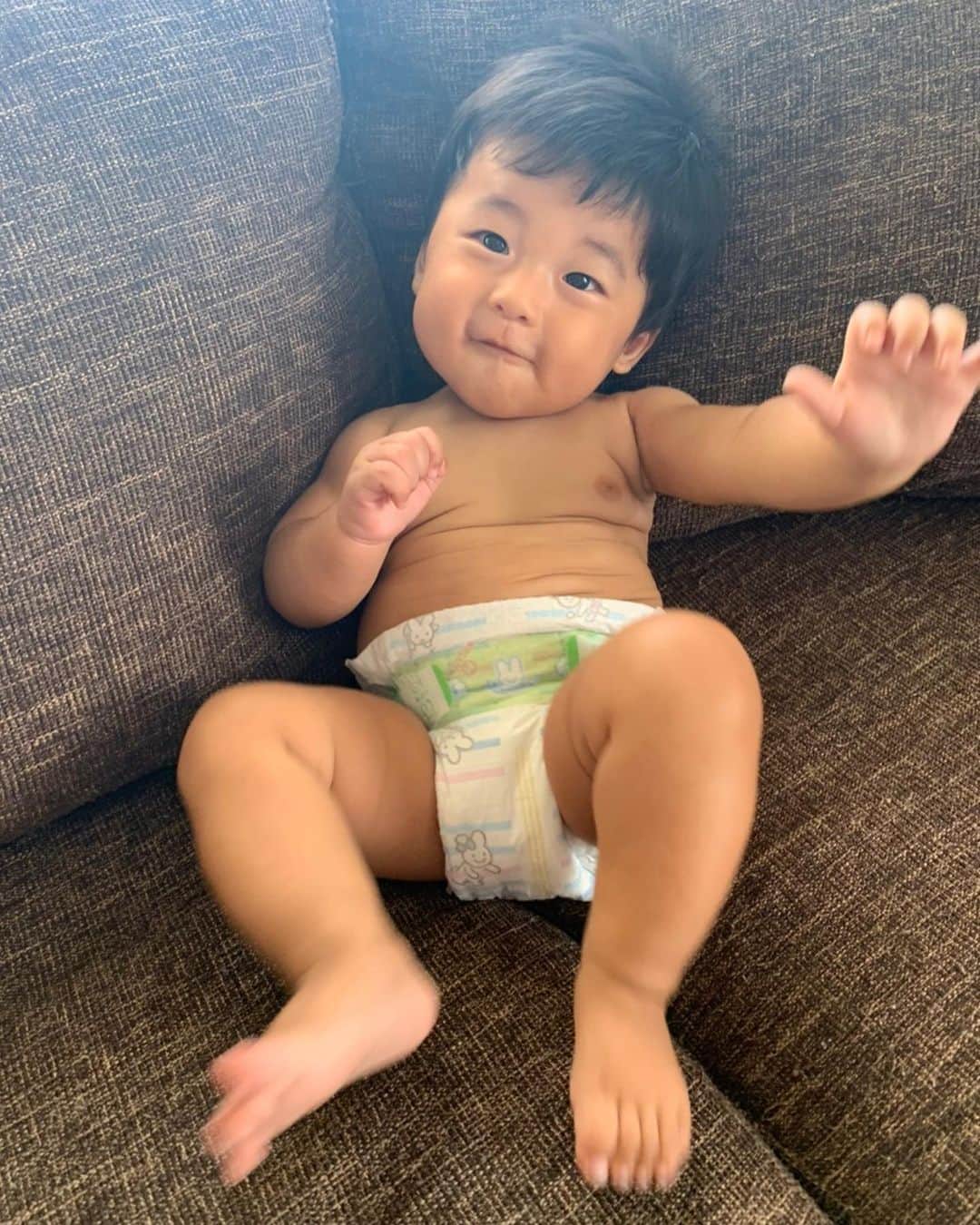 岡根直哉のインスタグラム：「今日で生後6か月👶🏾嬉しいなあ ちょっと焼けて逞しくなってきた息子👶🏾  おっきくなれよ。 とにかく健康でな👨🏾‍🦲 . #ootd  #オム1 #赤ちゃんと犬」