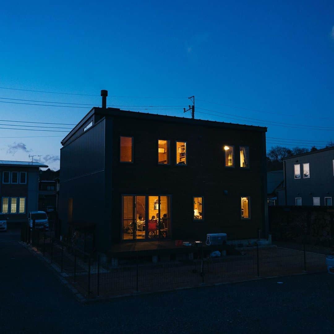 BESSの家さんのインスタグラム写真 - (BESSの家Instagram)「「そうそう、そうなんだよ！」と、夜がふけても話は尽きません。好きなモノや自分たちのこだわりに囲まれて暮らす IさんとMさんの周りには、いつも気の合う仲間たちがいる。その輪は、まだまだ大きく広がりそうです。 . https://www.bess.jp/ . #未来はここBESSライフ#BESSの家#住むより楽しむBESSの家 #住むより楽しむ #スローライフ#ワンダーデバイス#木の家 #ログハウス#BESSオーナーの暮らし#BESSユーザーの暮らし#LOGWAY#梺ぐらし#暮らし#暮らしを楽しむ#仲間#おうち時間」7月13日 18時47分 - bess_slowlife