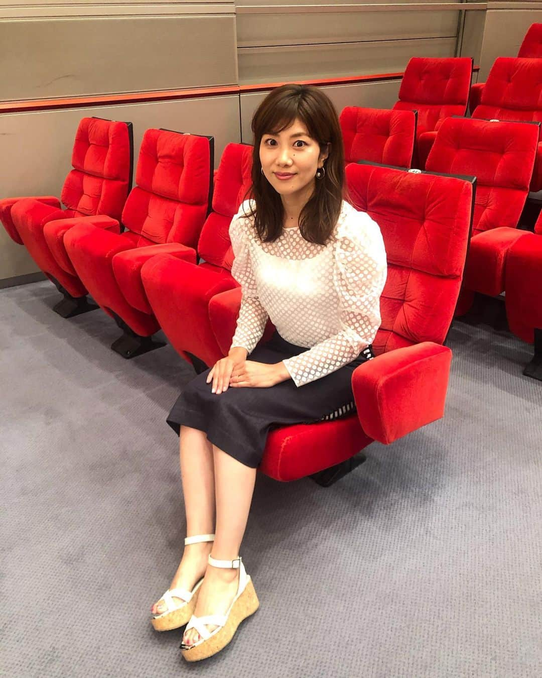 潮田玲子さんのインスタグラム写真 - (潮田玲子Instagram)「今日はバドミントン学園の収録をシアターホールを使って収録しました😳🏸 楽しい収録でした😆🙏 トップス、スカート共に @bordersatbalcony_official です🥰  素敵な衣装でおめかししても結局最後は爆笑で終わります🤣  #バドミントン学園 #バドミントン専門番組 #スペシャルゲストをお招きして #楽しい収録 #衣装 #bordersatbalcony  #また告知します❤️」7月13日 18時49分 - reikoshiota_official