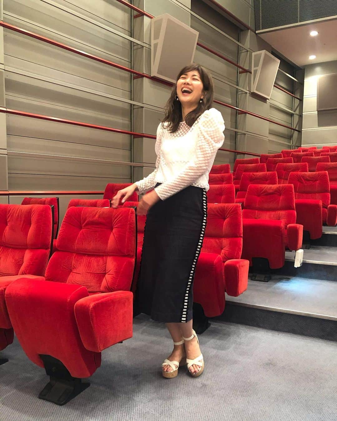 潮田玲子さんのインスタグラム写真 - (潮田玲子Instagram)「今日はバドミントン学園の収録をシアターホールを使って収録しました😳🏸 楽しい収録でした😆🙏 トップス、スカート共に @bordersatbalcony_official です🥰  素敵な衣装でおめかししても結局最後は爆笑で終わります🤣  #バドミントン学園 #バドミントン専門番組 #スペシャルゲストをお招きして #楽しい収録 #衣装 #bordersatbalcony  #また告知します❤️」7月13日 18時49分 - reikoshiota_official