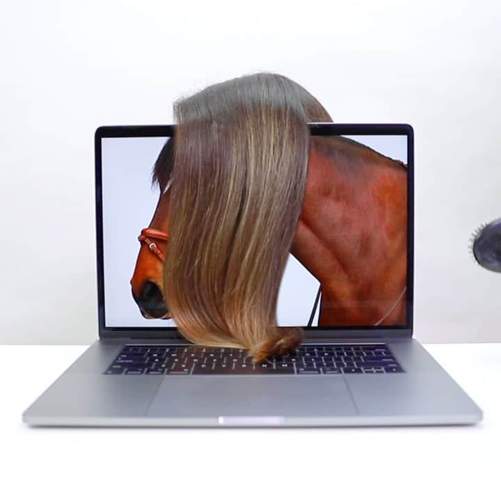 のインスタグラム：「Positives strokes.  #Brushyourcaresaway #Timetoshine #Equestrillusion  #Hermes #HermesInterludes  Video by @pablo.rochat」