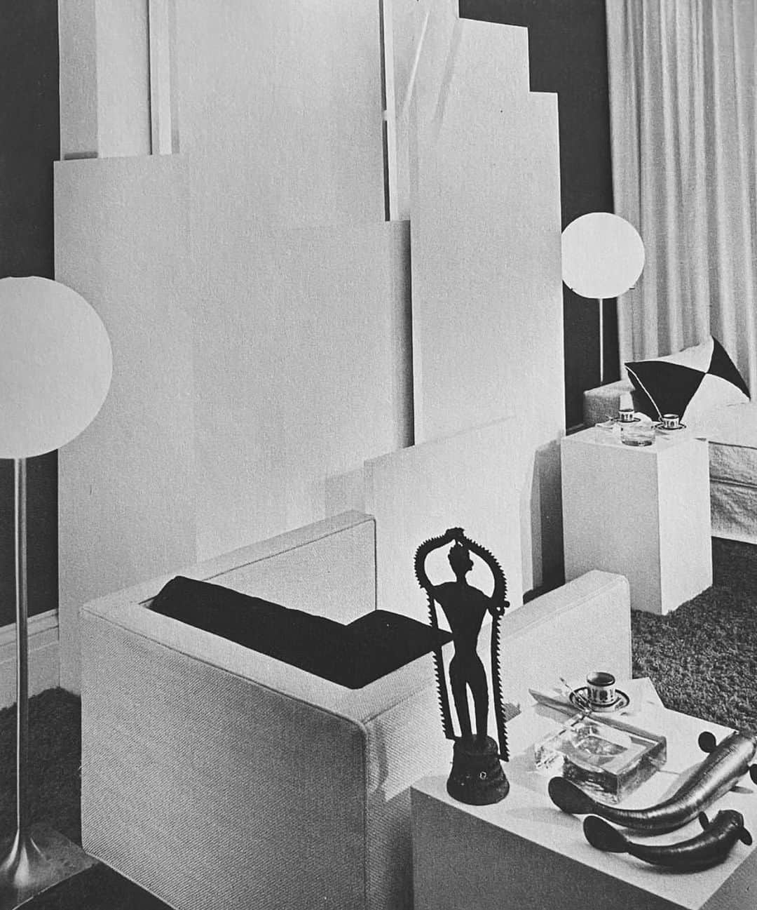 Meganさんのインスタグラム写真 - (MeganInstagram)「Decorating with Confidence, 1973 via 〰 @this_is_relevant ✨ - - - - #interiordesign #architecture」7月13日 17時21分 - zanzan_domus