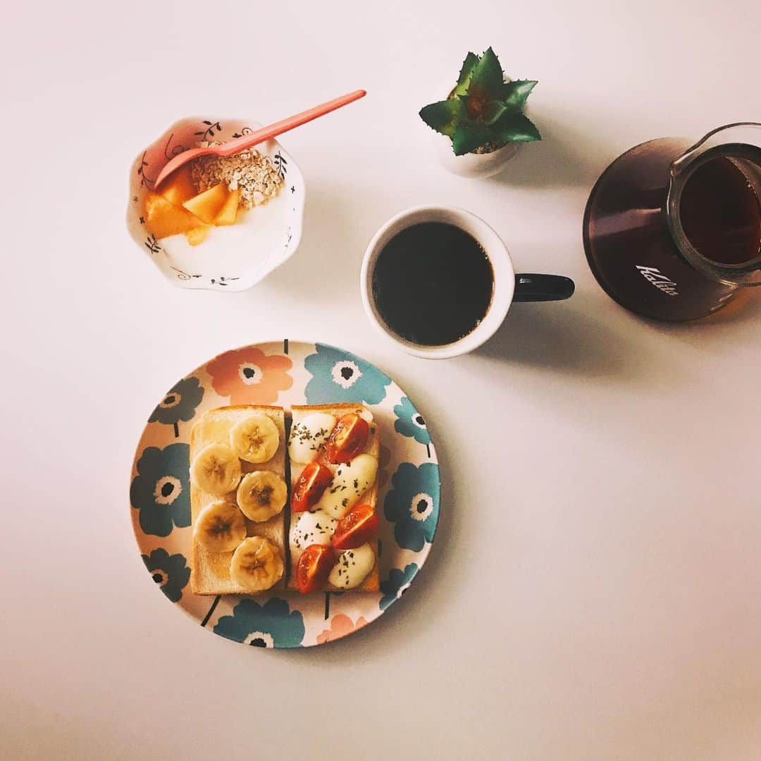 森由月さんのインスタグラム写真 - (森由月Instagram)「・ 今日の朝ごはん！ *トマト+モッツァレラ+バジル+クレイジーソルトのトースト *バナナ+蜂蜜のトースト *ヨーグルト+赤肉メロン+オートミール *ドリップコーヒー ・ 最近暑くてアイスコーヒーに心奪われがちだったけど、今日は気温が下がったので久しぶりのドリップコーヒー。 ＊ ＊ ＊ #おうちごはん #朝ごぱん #朝食 #モーニング #おうちモーニング #バナナトースト #トーストアレンジ #食パンアレンジ #珈琲 #ヨーグルト #おうちカフェ #2色トースト #丁寧な暮らし #フーディーテーブル #あさごはん記録 #食パン好きな人と繋がりたい #トーストレシピ #フォロー歓迎 #赤肉メロン  #morning #breakfast #toast #coffee #foodstagram #tasty #yummy #yogurt #instafood #foodie #flatlayout」7月13日 17時26分 - mori_yutsuki