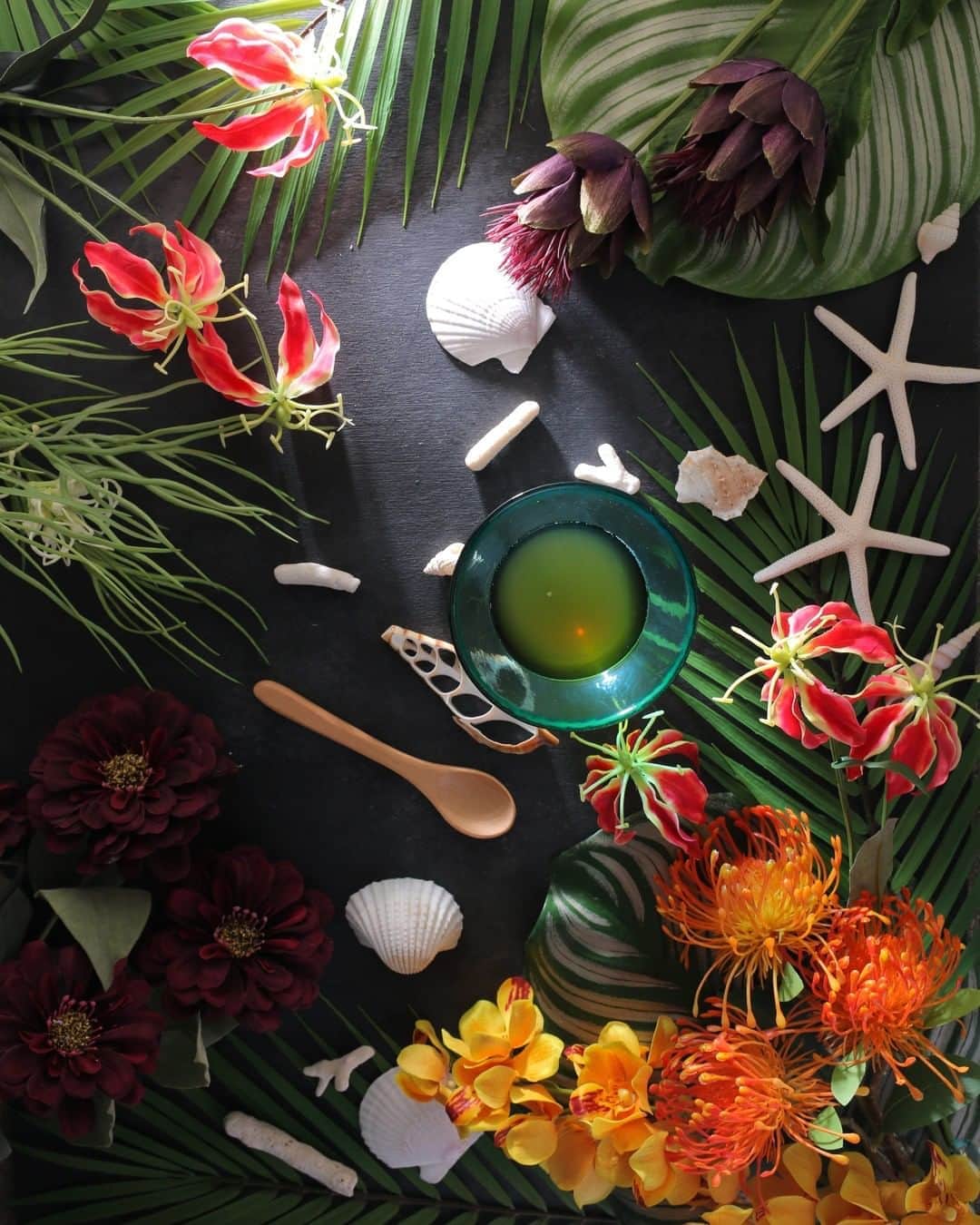 東京堂アーティフィシャルフラワーMAGIQのインスタグラム：「・ 【アーティフィシャルで季節を迎える】 ～NATIVE PLANTS 　ネイティブプランツ～ ・ FG1210-24　カラテアリーフ FG1210-23　カラテアリーフ FG6581　アレカパームスプレーM FM2346-1　サザングレビレア FM106068-7　ポーラジニア FM1547　ワイルドピンクッション FM9109-4　リオオーキッド FM2302-3　ミニエグロリオサ FM9398-17　モネアーティチョーク"  ・ 【サマードアリース　キャンペーン】開催中！ ＊期間：７月９日（木）～７月３１日（金） ＊発表：８月６日（木）・７日（金） ＊入賞者：６名  【サマードアリース】をテーマにした 作品や、テーブルやお部屋のインテリアとしての コーディネートなどの写真を投稿してください。 ・ 花はアーティフィシャルフラワー"は、もちろん、プリザーブドフラワー、ドライフラワー、生花など花ならOKです！ ・ 応募は簡単！ 以下参加方法にて、どなたでも参加OKです！ ・ ◎参加方法 ① @magiq.jp をフォロー ② #magiqサマードアリース2020 をタグ付けて 投稿して下さい！    皆さまの参加お待ちしております！！ ・  #TOKYODO #MAGIQ #MAGIQのある暮らし #東京堂 #アーティフィシャルフラワー #アーティフィシャル #アートフラワー #造花 #花のある暮らし #花のある生活  #花好きな人と繋がりたい #フラワーデザイン #フラワーアレンジメント #フラワーアレンジ #アレンジメント #花を飾る #ハンドメイド #インテリア #インテリアフラワー #artificial #artificialflower #flowerofinstagram #flowersoninstagram #summerflowers #花藝 #꽃스타그램 #조화」