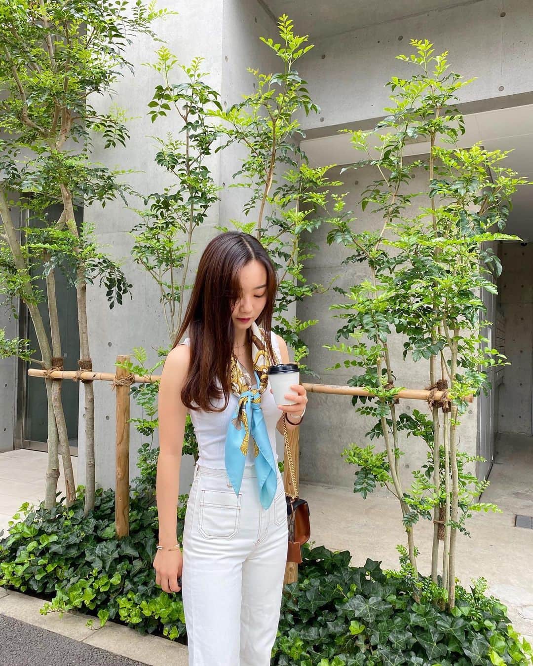 青山舞莉のインスタグラム：「𝐭𝐨𝐩𝐬: 𝐛𝐞𝐫𝐬𝐡𝐤𝐚 𝐛𝐨𝐭𝐭𝐨𝐦𝐬: 𝐬𝐥𝐲 𝐣𝐞𝐚𝐧𝐬 𝐬𝐡𝐨𝐞𝐬: 𝐤𝐚𝐧𝐞𝐦𝐚𝐭𝐬𝐮  𝐬𝐜𝐚𝐫𝐟: 𝐡𝐞𝐫𝐦𝐞𝐬  今日は少し違う雰囲気のお洋服着てみた #ミーコーデ」