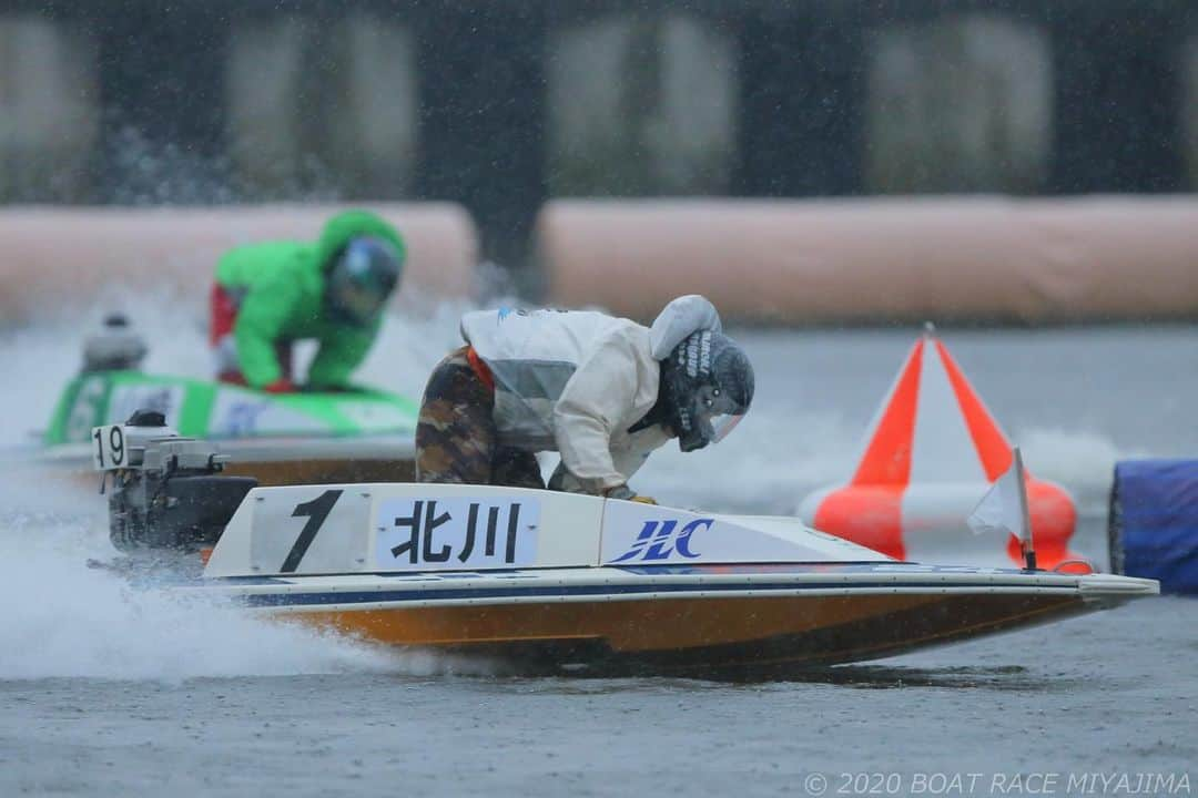 ボートレース宮島さんのインスタグラム写真 - (ボートレース宮島Instagram)「. 🚤第10回富士通フロンテックカップ🚤 . 見事優勝に輝いたのは、地元広島支部の🥇北川幸典選手🥇 . 北川選手は７戦４勝オール２着以内・予選トップの好成績で、優勝戦は１コースから 抜き を決め、２０１８年７月・尼崎 以来 ２年ぶり、ＧⅠ４回・ＧⅡ２回を含む通算７３回目(当地は９回目)の優勝を飾りました🎊🎊 . 北川選手、優勝本当におめでとうございます🎉✨ . ファンの皆さま、一節間ありがとうございました🍀 次節もボートレース宮島をよろしくお願いいたします✨ . 🐵「次節は7月16日から第8回サッポロビール杯🚤」 . . #ボートレース宮島 #宮島競艇場 #宮島競艇 #パルボート宮島 #モンタ #ボートレース #boatrace #競艇 #競艇場 #ボートレースな日々  #ボレジョ #ボートレーサー #競艇選手  #富士通フロンテック #広島支部 #北川幸典 #抜き #優勝戦 #優勝 #優勝おめでとう🎉 #好成績」7月13日 17時37分 - boatrace_miyajima