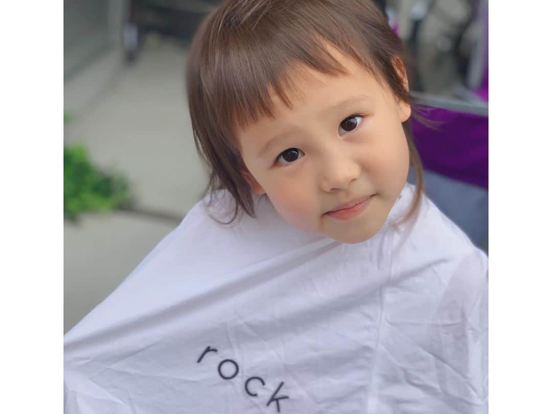 水野佑香さんのインスタグラム写真 - (水野佑香Instagram)「・﻿ ・﻿ ちょっと前の#過去pic ﻿ ﻿ ﻿ 4歳半になったチビりん﻿ #はじめての散髪　✂️✨✨✨﻿ ﻿ ﻿ #ミスユニバース のヘアを長きに渡って﻿ 担当しているスーパーアーティスト﻿ @sunaoakiyama  にファーストカットをお願いしました❤️﻿ ﻿ ﻿ めちゃくちゃ照れくさそうに﻿ お外でカットしてもらってる﻿ チビりんが可愛いので記録‼️﻿ ﻿ ﻿ とっても可愛く仕上げてもらって﻿ 旦那さんとデレデレしてました🥰←親バカw﻿ ﻿ ﻿ コロナでお出かけ怖いから﻿ ご近所familyに救われてる✨✨✨﻿ ﻿ ﻿ すなおくん、ありがとう❤️﻿ ﻿ ﻿ #はじめての #はじめて記念日 #ファーストカット #ちょっとだけ三つ編みできるようになった #水野祐香 #ママ5年生 #4歳児 #親バカ部 #育児日記 #女の子 #mamanoko #コドモノ #親バカ #育児記録  #4歳  #love #peace #family #mamagirl #子供のいる暮らし #子供のいる生活 #コノビー #ig_oyabakabu #家族の時間　﻿」7月13日 17時38分 - mizuno_yuka