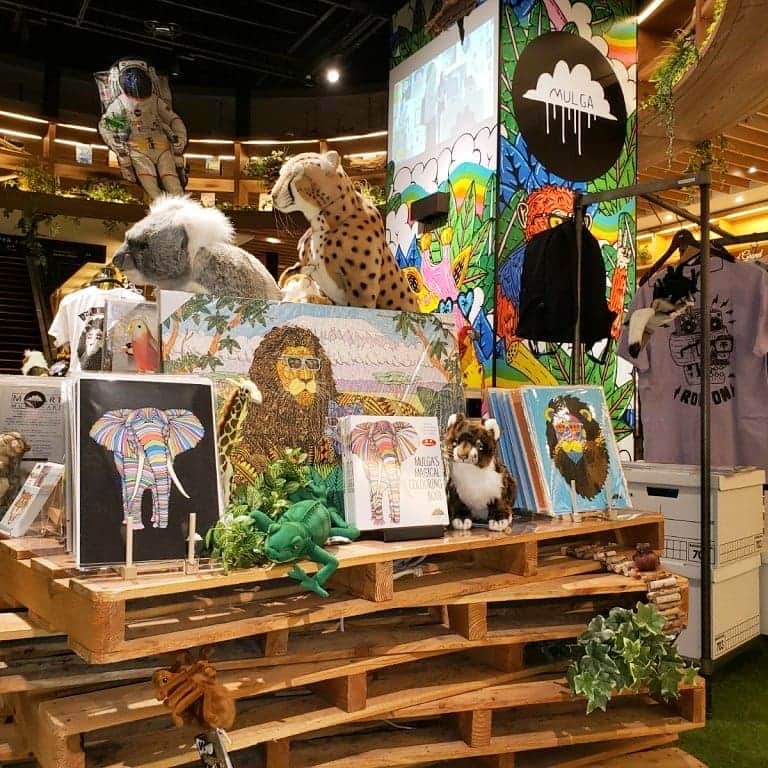 MULGAさんのインスタグラム写真 - (MULGAInstagram)「There's a couple of Mulga pop up shops in Japan at the moment, this one's at @edion_tsutaya_electrics in Hiroshima. Loving the jungley animal vibes in this shop.⁣ ⁣ Check out @mulgatheartistasia for infos about the other popups.⁣ ⁣ #mulgatheartist #mulgatheartistasia」7月13日 17時38分 - mulgatheartist