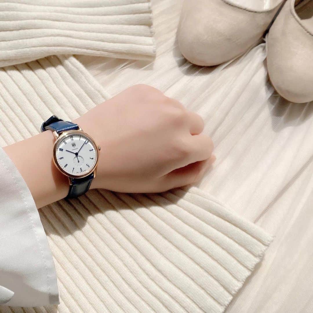 DUFA日本公式アカウントのインスタグラム：「女性の腕元を華やかに演出する32㎜サイズ。 . GROPIUS DF-7001-0L . . . . #ドイツ時計 #腕時計 #アクセサリー #時計 #ウォッチ #腕時計くら部 #腕時計好き #手元コーデ #時計好き #コーデ #ミニマル #コーディネート #腕時計コーデ #dufa #dufawatches #dufajp #ドゥッファ#BAUHAUS #バウハウス」