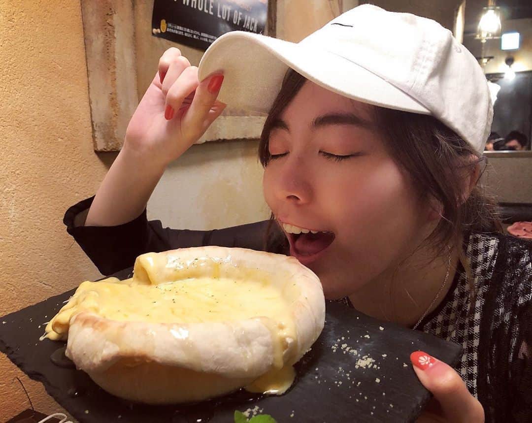 のインスタグラム：「シカゴピザハマった🍕❤️ #pizza  #yummy  #food  #favorite  #cheese  #firsttime  #🍕 #🧀」