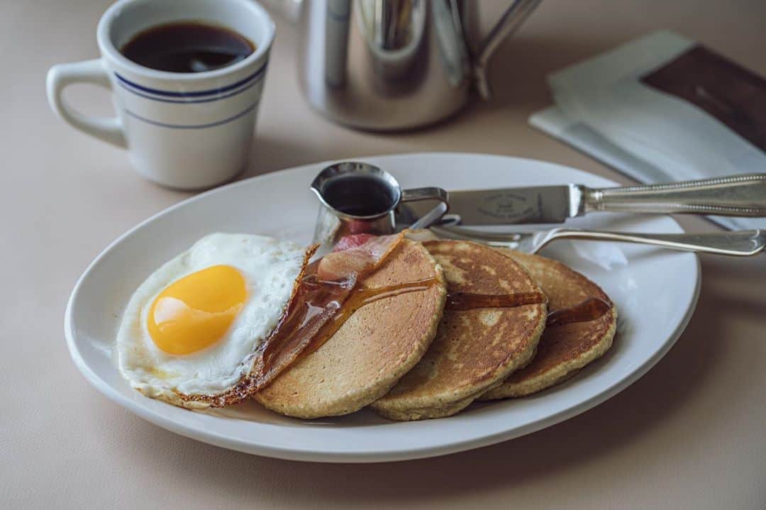 Nanaのインスタグラム：「oatmeal buttermilk pancakes . . すーちゃん @iamnildotcom がオートミールに興味津々だったので、パンケーキのレシピを作る約束をしたのだけど、折角なら公開してみようと思って、noteに書きました。 . . アレンジしやすいように、そしてふわっとさせたくてバナナ入りをやめてみた。 ヘルシーだけどちょっとリッチにしたくてアーモンドプードル入り。あと、バターミルクパンケーキミックスにさらにバターミルクを加えるくらいバターミルクが好きなので、バターミルクは外せない。 . 最近お気に入りのVermicularのフライパンで焼いてます。ふっくら焼ける。フライパンのこともnoteで紹介しているので気になる方は見てみてください♡ . . https://note.com/necozalenky/ 今更だけど、去年作ったHPを削除してしまって、blog書けるところがなくなったのでnote始めてみました◎」
