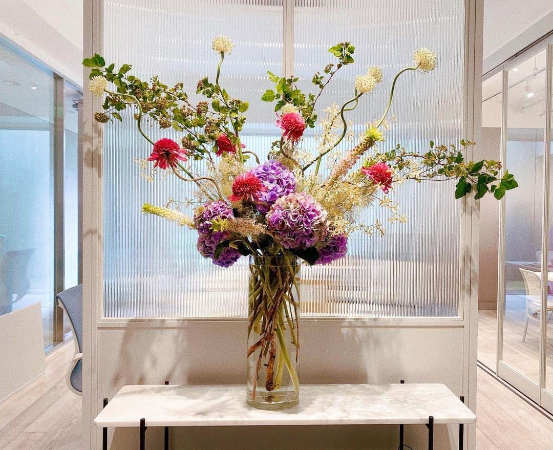 ソンミさんのインスタグラム写真 - (ソンミInstagram)「今週のお花は﻿ 紫陽花﻿ アリウム﻿ ディアボロ﻿ エチナセア﻿ パイナップルツリー﻿ スモークツリー﻿ エンシクリア﻿ ﻿ を生けてもらいました。﻿ 今回のお花すごくお気に入りです💓  #myoffice  #meethoffice #flowerstagram」7月13日 17時47分 - sonchan0111
