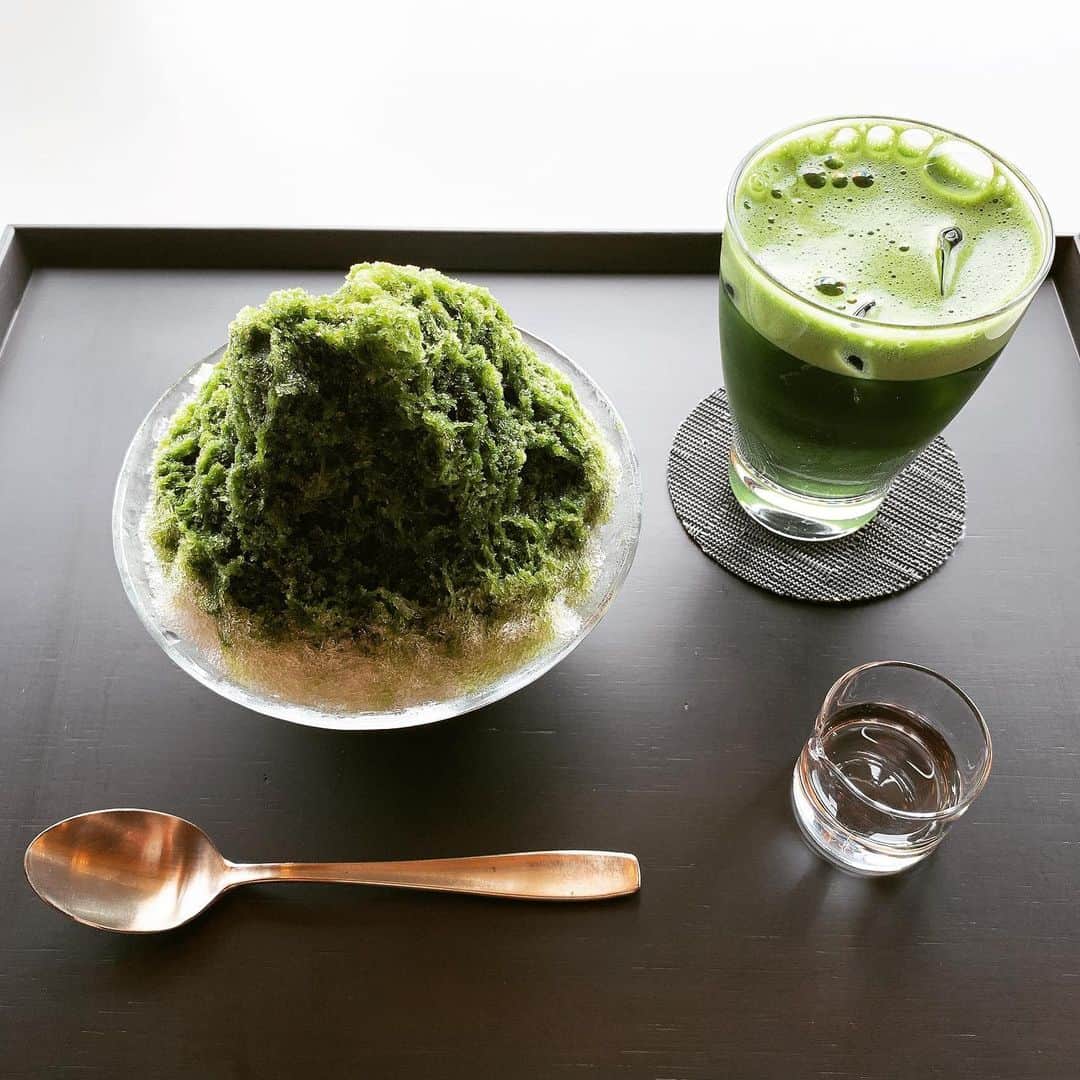絵美里のインスタグラム：「買い出し帰りに少しだけ休憩　 @toraya.wagashi 🍵🍃  宇治金時氷🍃 . . . . . . . #toraya  #虎屋  #かき氷」