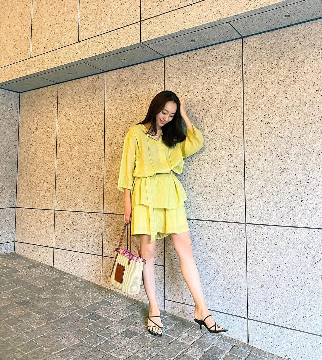 小祝麻里亜のインスタグラム：「160cmも無い小柄の私ですが、少しでも背が高く見えるように、坂道を駆使してみました😊👗笑  2枚目は目つぶっちゃったけど、あえて載せておきますね🥳🥳  今週は雨が続きそうですが、体調崩さぬようにされてください☔️☺️ ． ． ． tops. @elendeek  shortpants. @elendeek  bag. @loewe  shoes. @zara  ． ． ．＿＿＿＿＿＿＿＿ #outfit #coordinate #look #instafashion #셀스타그램 #얼스타그램 #코디 #스타일링 #데일리 #데일리룩 #오오티디」