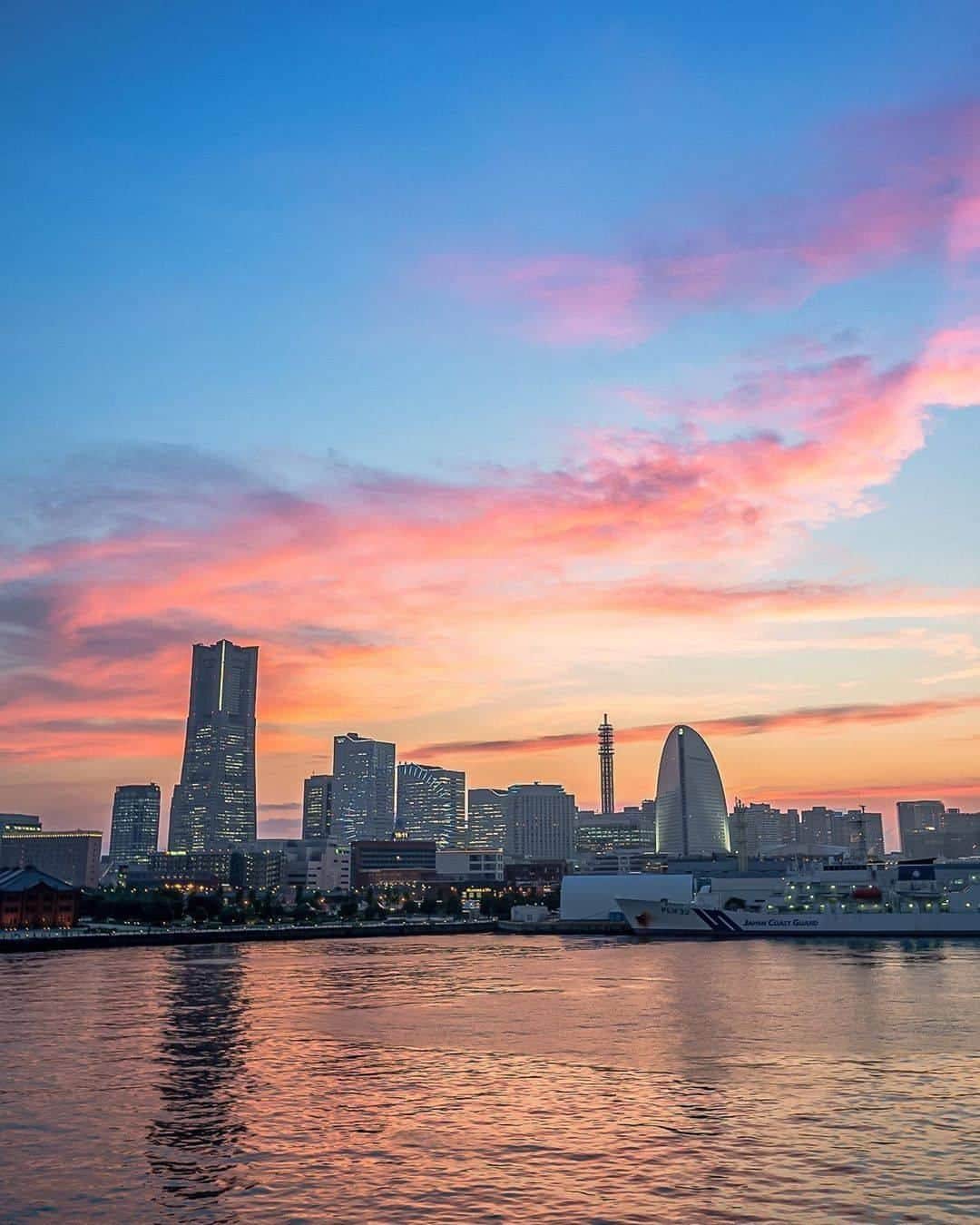 のインスタグラム：「Skies like these scream happy Monday!﻿ Photo: @ri_cam93﻿ #myyokohama ﻿ ﻿ #yokohama #darlingescapes #beautifuldestinations #artofvisuals #somewheremagazine #discoverglobe #travelawesome #passionpassport #lovejapan #explorejapan #japanlife #japanfocus #japan_vacations #japanrevealed #よこはま #ヨコハマ #横浜」
