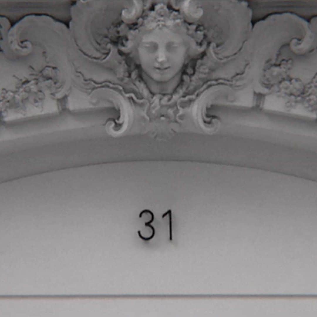 のインスタグラム：「The Paris – 31 rue Cambon 2019/20 Métiers d’art collection, imagined by Virginie Viard, is now in boutiques. The collection is inspired by the atmosphere of the House's emblematic Parisian address.  Video by Sofia Coppola.  #CHANELMetiersdart #CHANEL @Le19M #Le19M @MaisonDesrues #Desrues @Maison_Lemarie #MaisonLemarie @MaisonMichel #MaisonMichel @Lesage #Lesage @Massaro_Paris #Massaro @Goossens_Paris #Goossens @AtelierMontex #Montex #Lognon #SofiaCoppola @LilyRose_Depp #LilyRoseDepp @mingxi11 @PaulineHoarau @Vittoria @BlesnyaMinher @AnnaEwers @GigiHadid @PanHaowen @RebeccaLongendyke @Mona_Tougaard」