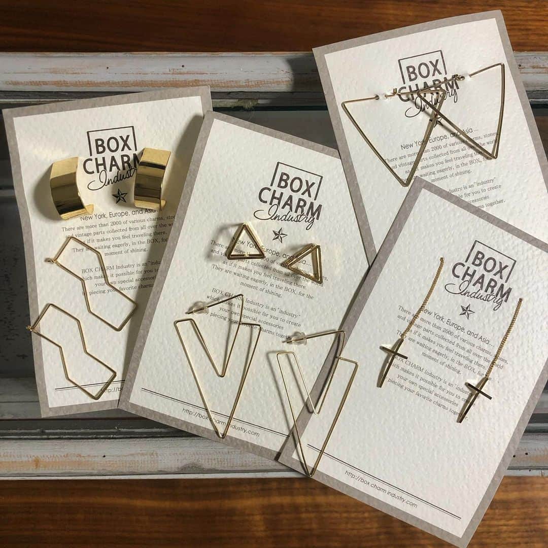 BOX CHARM Industryのインスタグラム：「Summer SALE商品紹介~☀️ . こちらのアメリカンピアスも対象商品です！そのままでも付けれます‼︎ . 他にもいろんな種類がありますのでオンラインストアチェックしてみてください♪ ⁑ #boxcharmindustry #boxcharm #handmade #accessory #handmadeaccessory  #ボックスチャームインダストリー #ボックスチャーム #ハンドメイド #アクセサリー #ハンドメイドアクセサリー #サマーセール #SUMMERSALE #バングル #ブレスレット #ネックレス #ピアス #チャーム #20パーセントOFF」