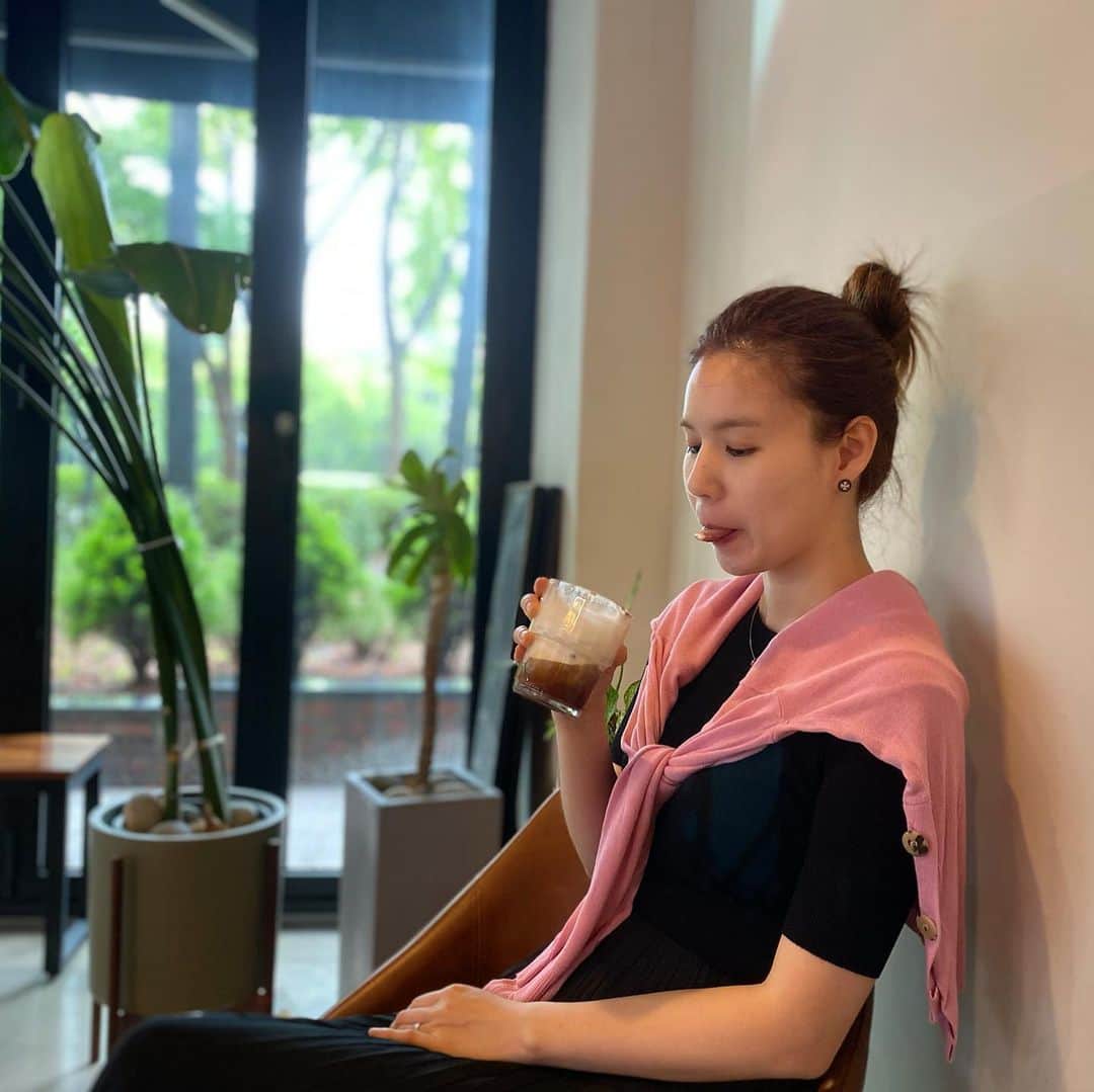 パク・シウンのインスタグラム：「#아인슈페너 크림이맛나네😛 비가오니 #밀크티 도 한잔 ☕️ 오늘은 따뜻한티에 한표를~🤗💕 . . #커피맛일도모르는나#아인슈페너가왠말이냐#달달구리가땡기는오늘😜#참아야겠쥐🤔#월요일#나와의싸움시작#운동4주차시작🙈#이번주도#화이팅 ‼️」